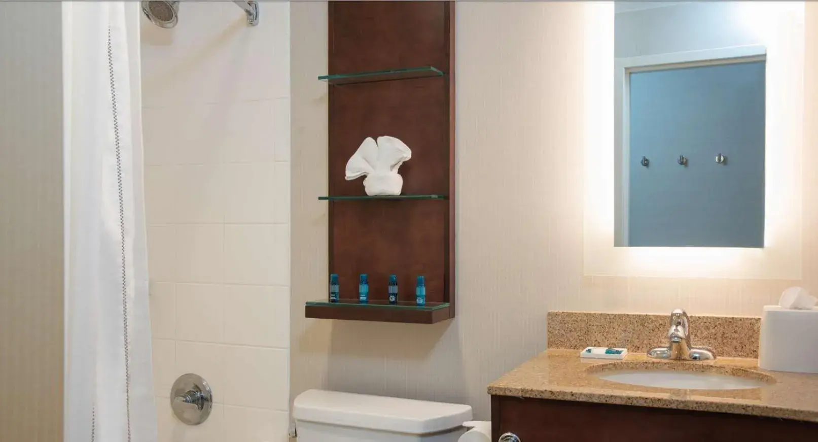 Guest room, 1 Queen in Delta Hotels by Marriott Kalamazoo Conference Center Guest room, 1 Queen in Delta Hotels by Marriott Kalamazoo Conference Center