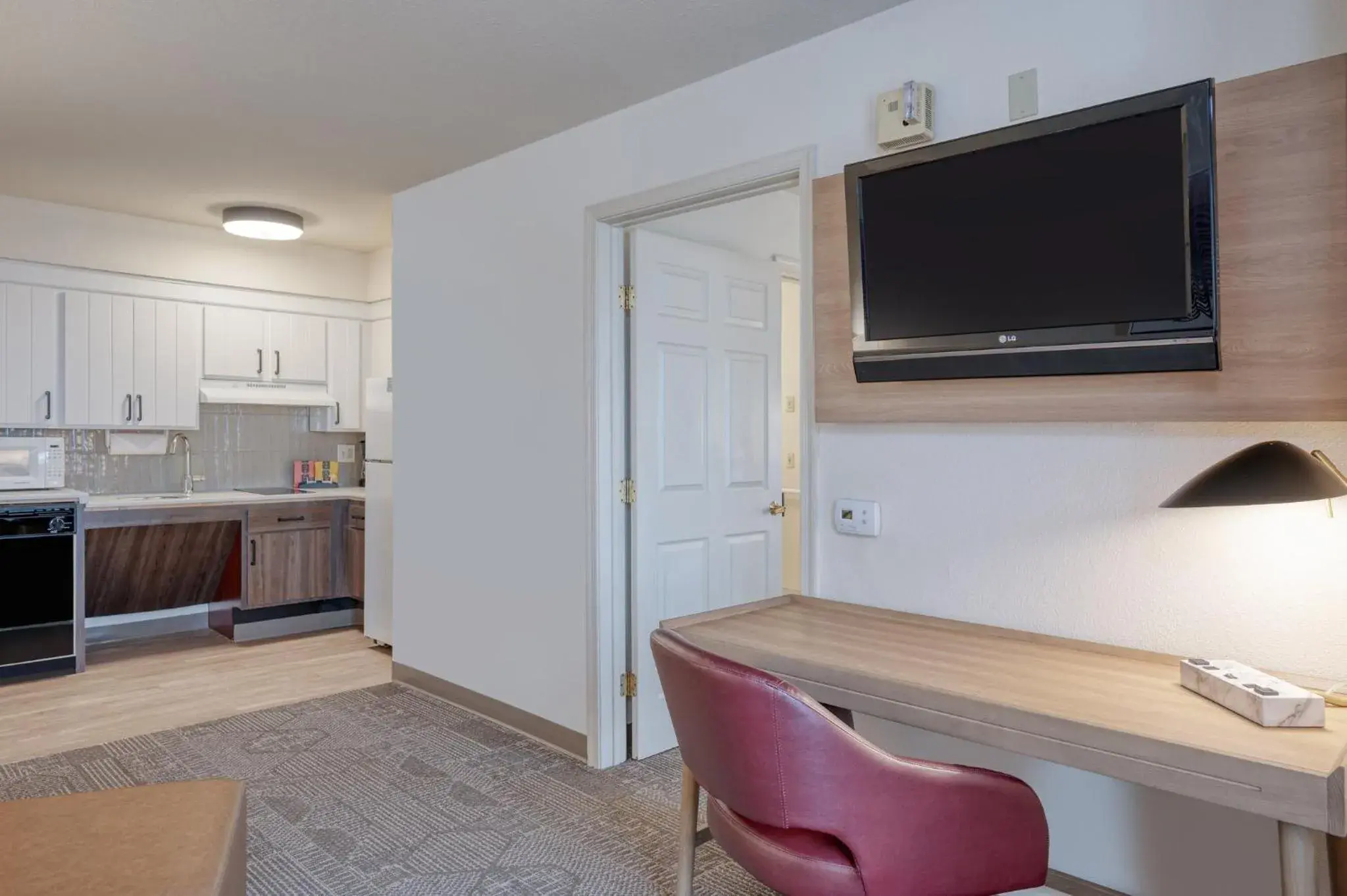 One-Bedroom King Suite with Roll-In Shower in Staybridge Suites Allentown Airport Lehigh Valley by IHG One-Bedroom King Suite with Roll-In Shower in Staybridge Suites Allentown Airport Lehigh Valley by IHG