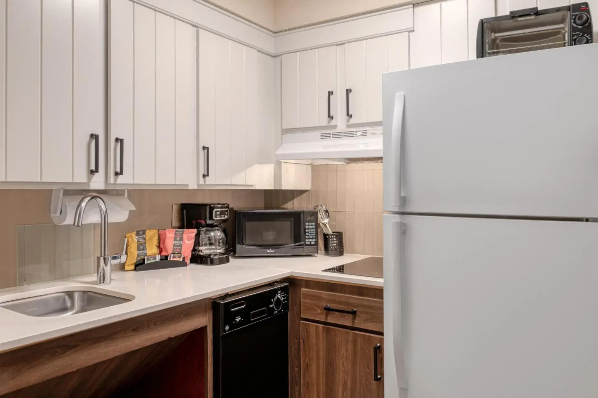 Two-Bedroom Suite with Tub - Communications Accessible in Staybridge Suites Allentown Airport Lehigh Valley by IHG Two-Bedroom Suite with Tub - Communications Accessible in Staybridge Suites Allentown Airport Lehigh Valley by IHG