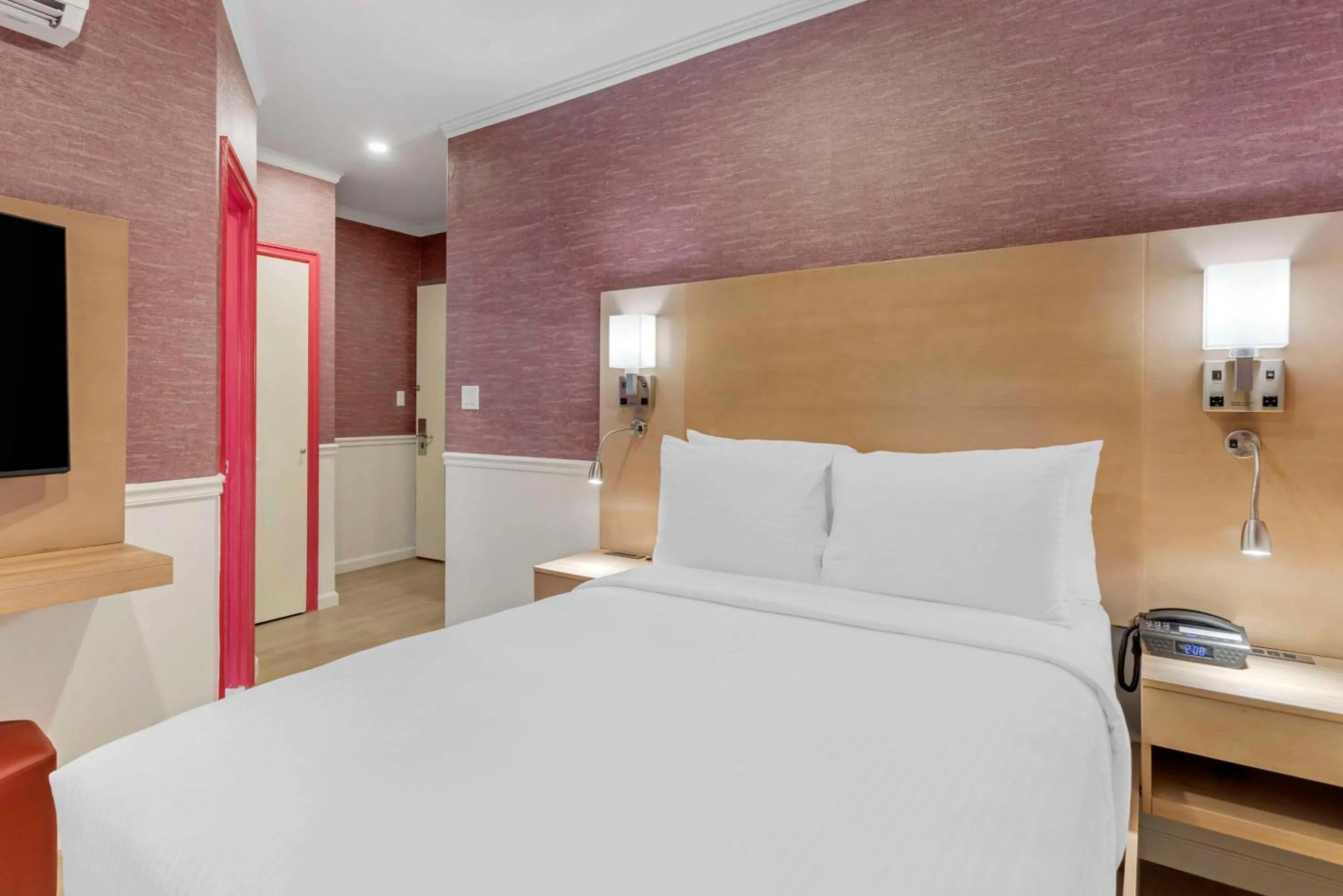 Bedroom, Bed in The Mayfair Hotel Times Square, Ascend Hotel Collection