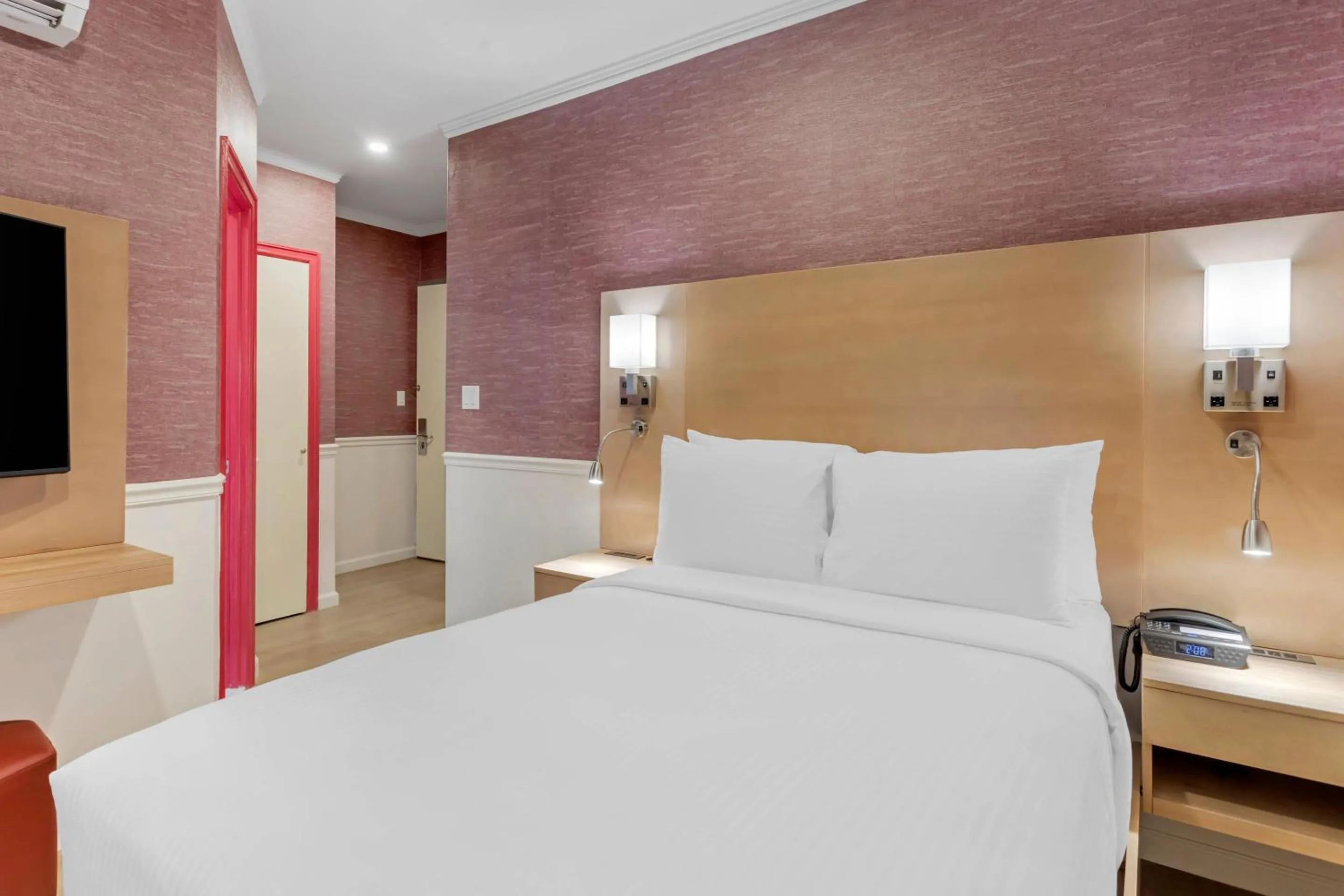 Bedroom, Bed in The Mayfair Hotel Times Square, an Ascend Collection
