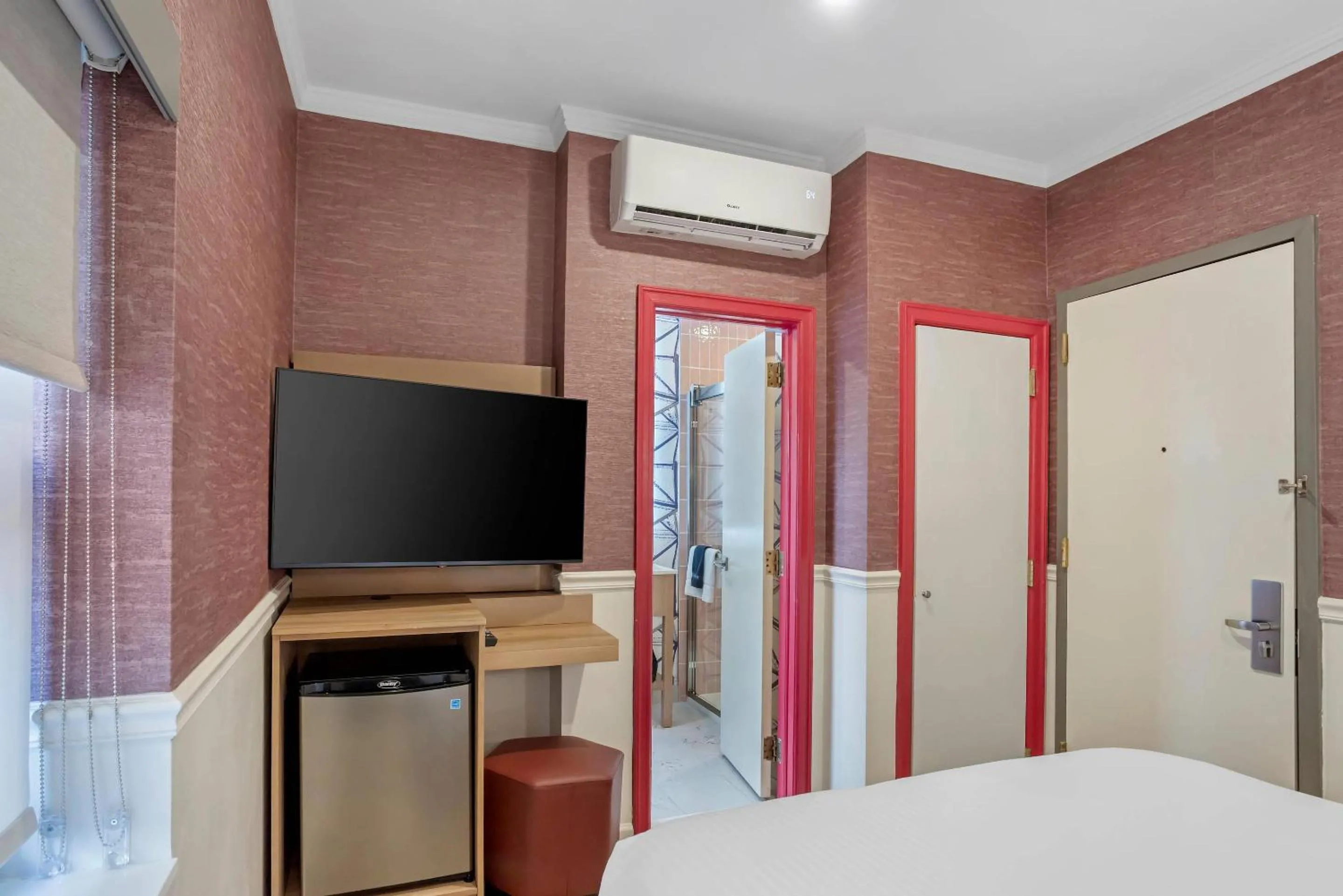 Bedroom, Bed in The Mayfair Hotel Times Square, an Ascend Collection