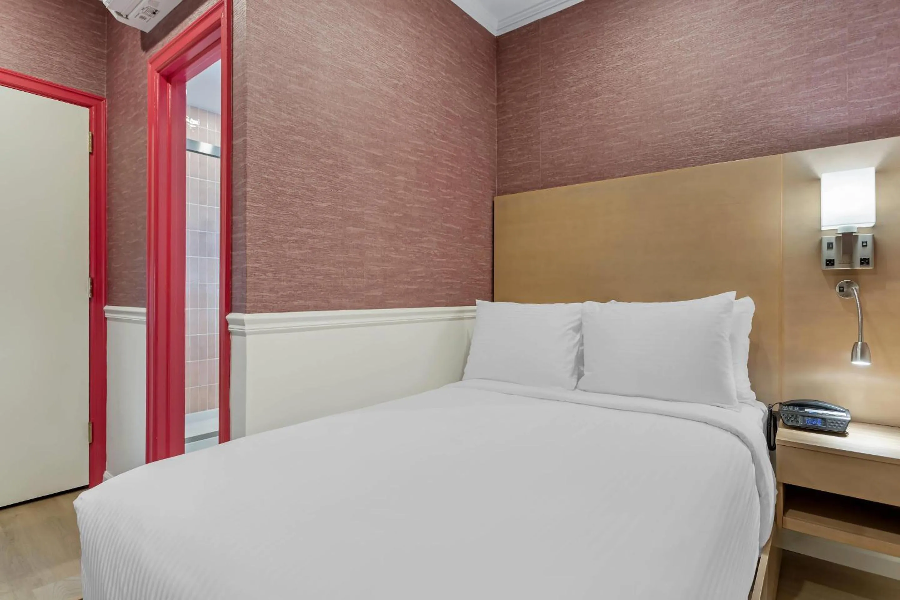 Bedroom, Bed in The Mayfair Hotel Times Square, an Ascend Collection