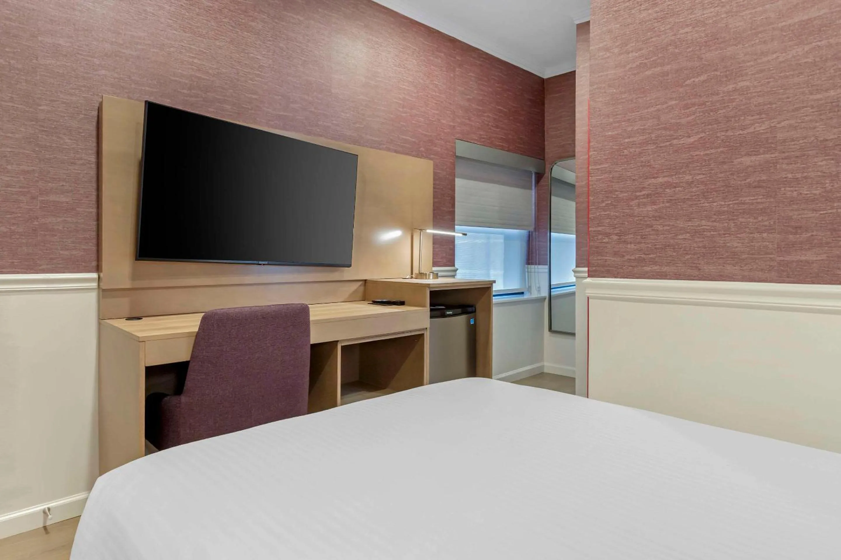 Bedroom, Bed in The Mayfair Hotel Times Square, Ascend Hotel Collection