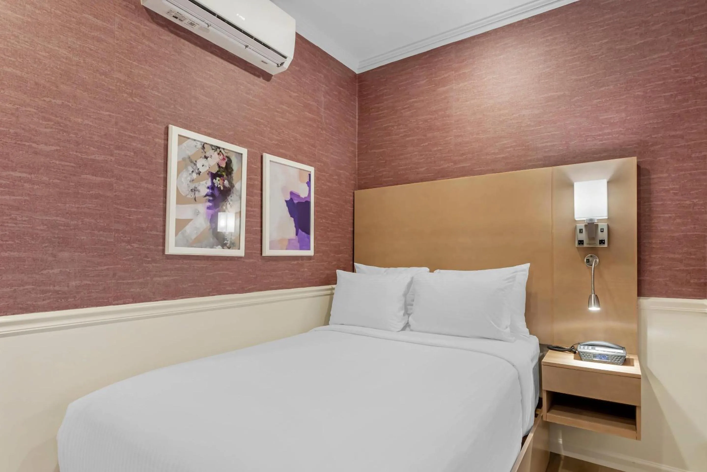 Bedroom, Bed in The Mayfair Hotel Times Square, an Ascend Collection