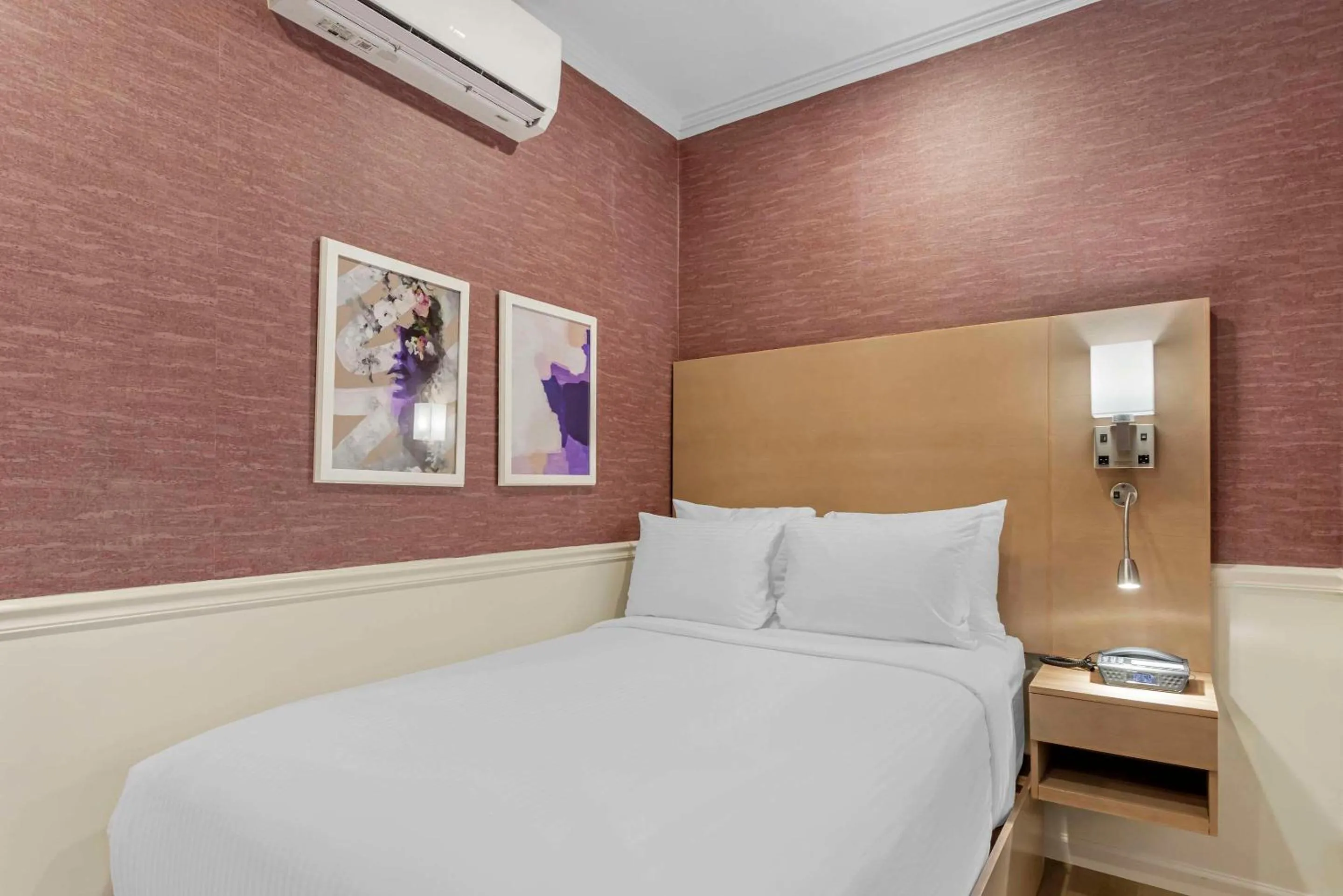 Bedroom, Bed in The Mayfair Hotel Times Square, Ascend Hotel Collection