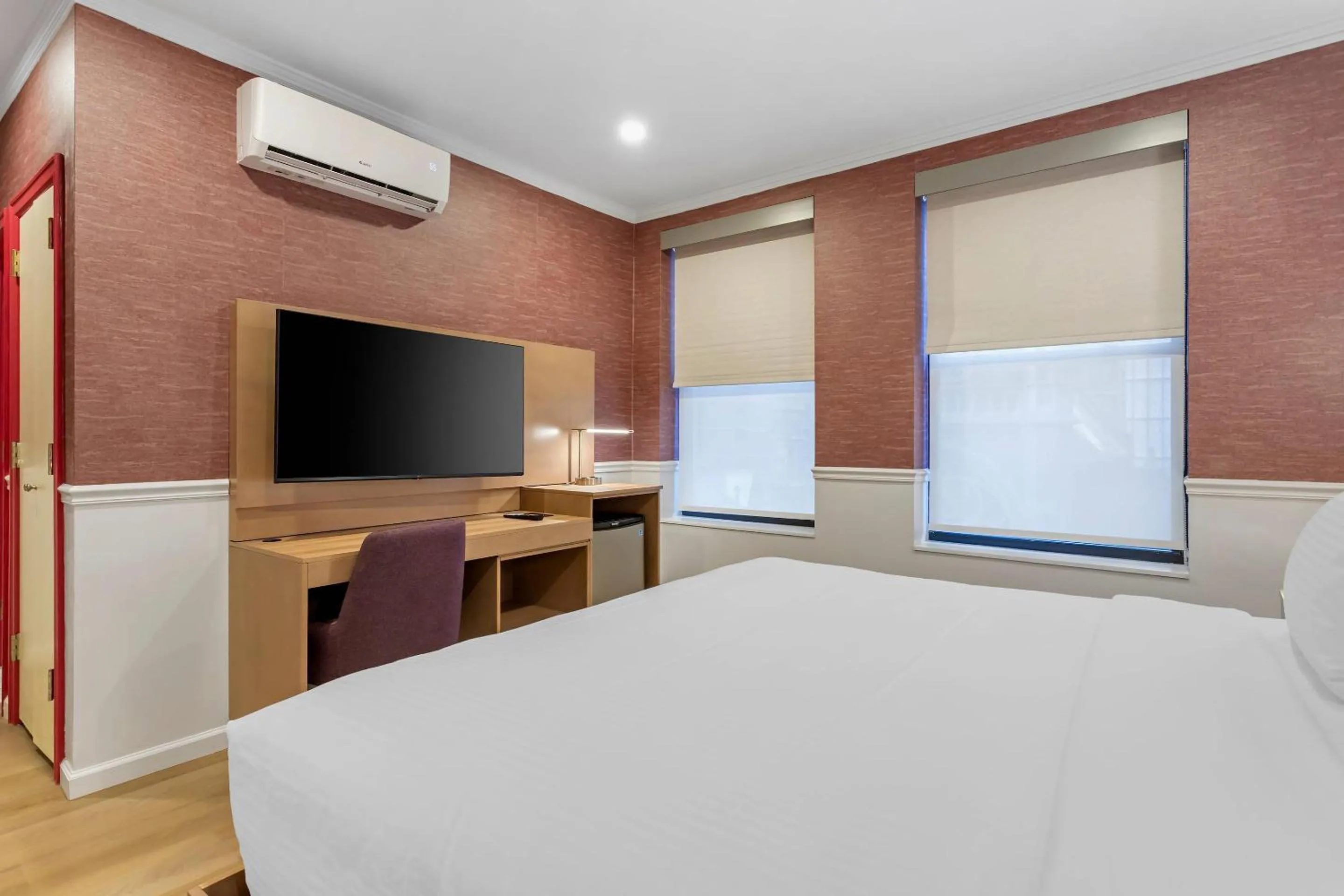 Bedroom, Bed in The Mayfair Hotel Times Square, an Ascend Collection