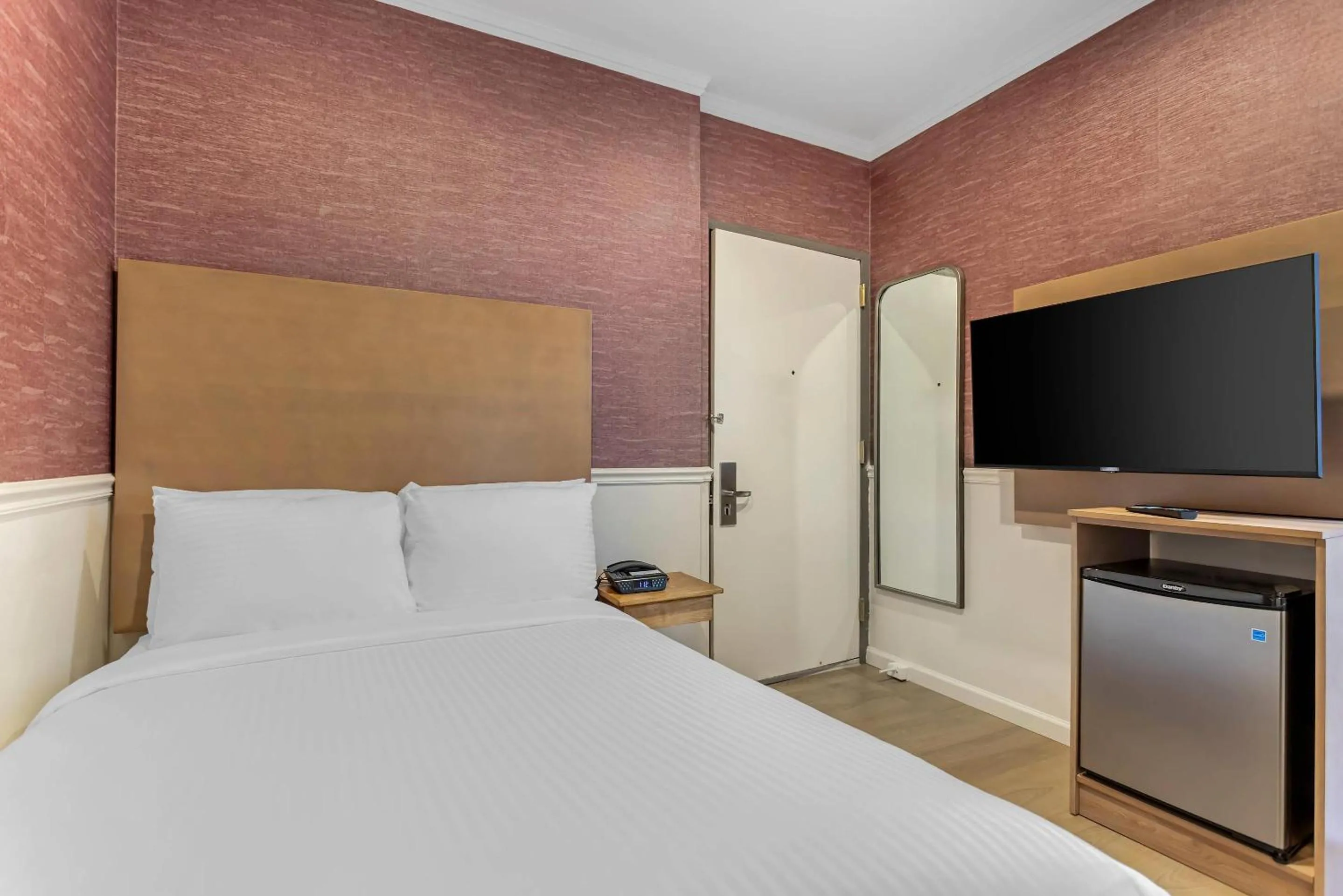 Bedroom, Bed in The Mayfair Hotel Times Square, an Ascend Collection