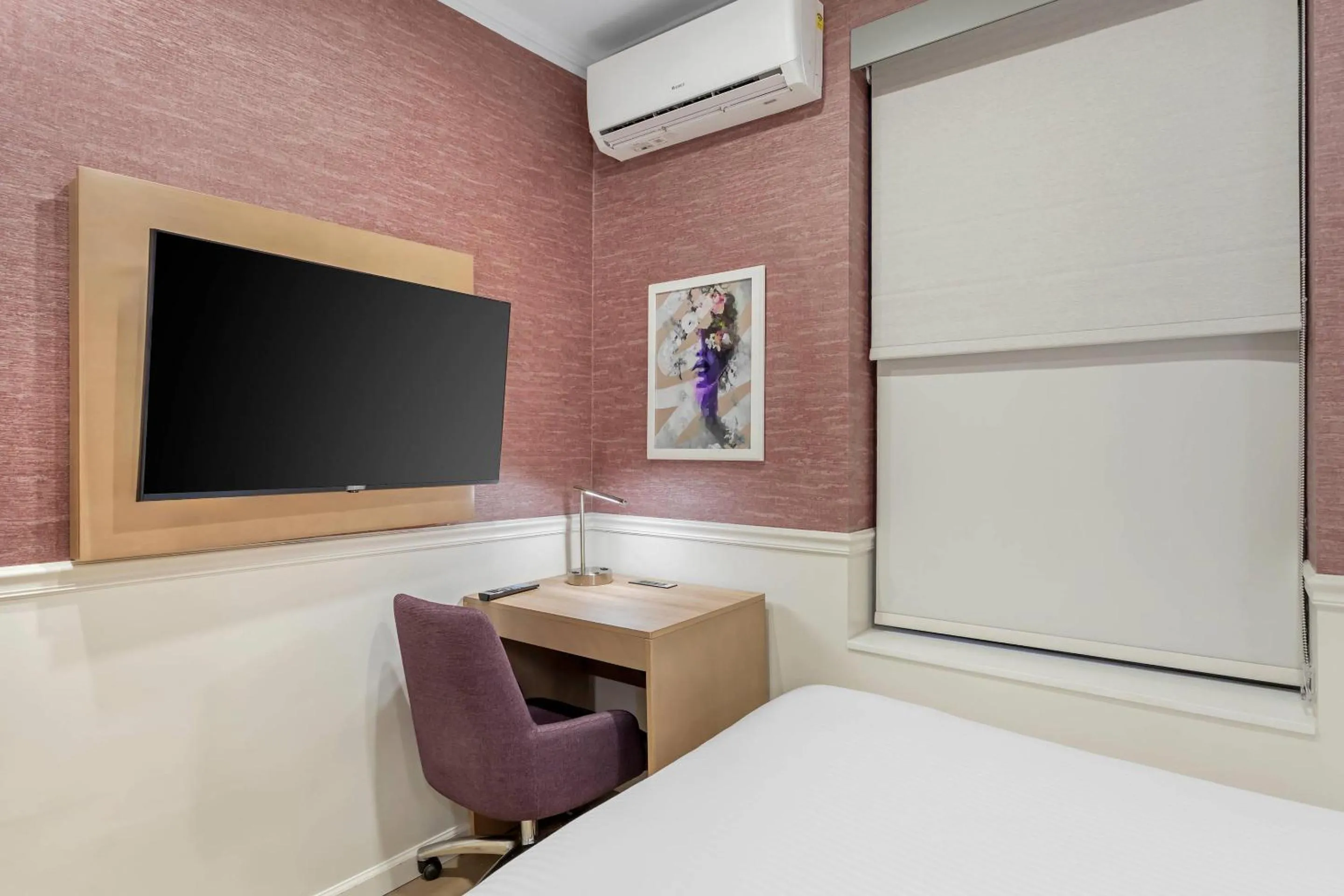 Bedroom, Bed in The Mayfair Hotel Times Square, an Ascend Collection