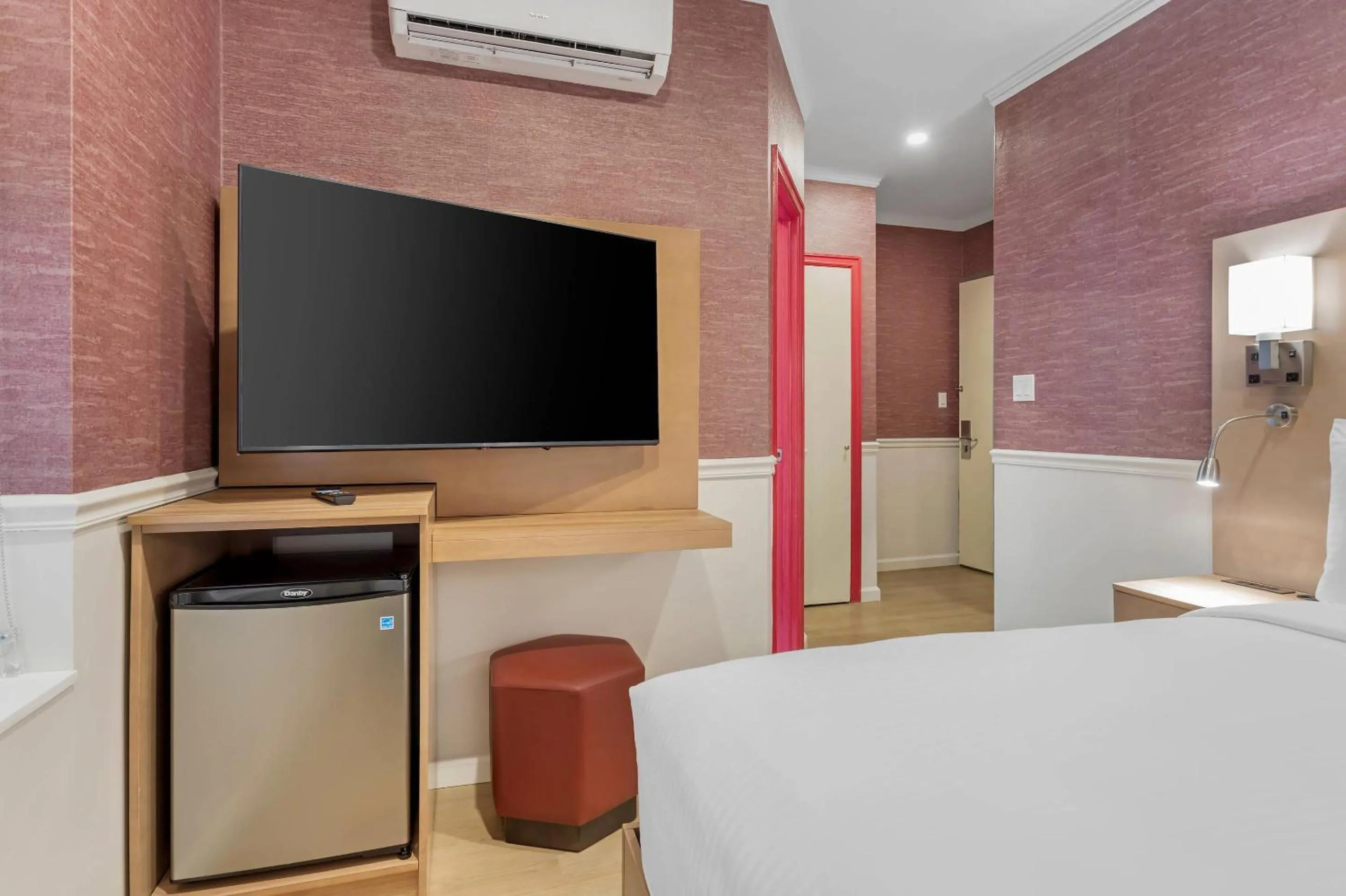 Bedroom, Bed in The Mayfair Hotel Times Square, an Ascend Collection