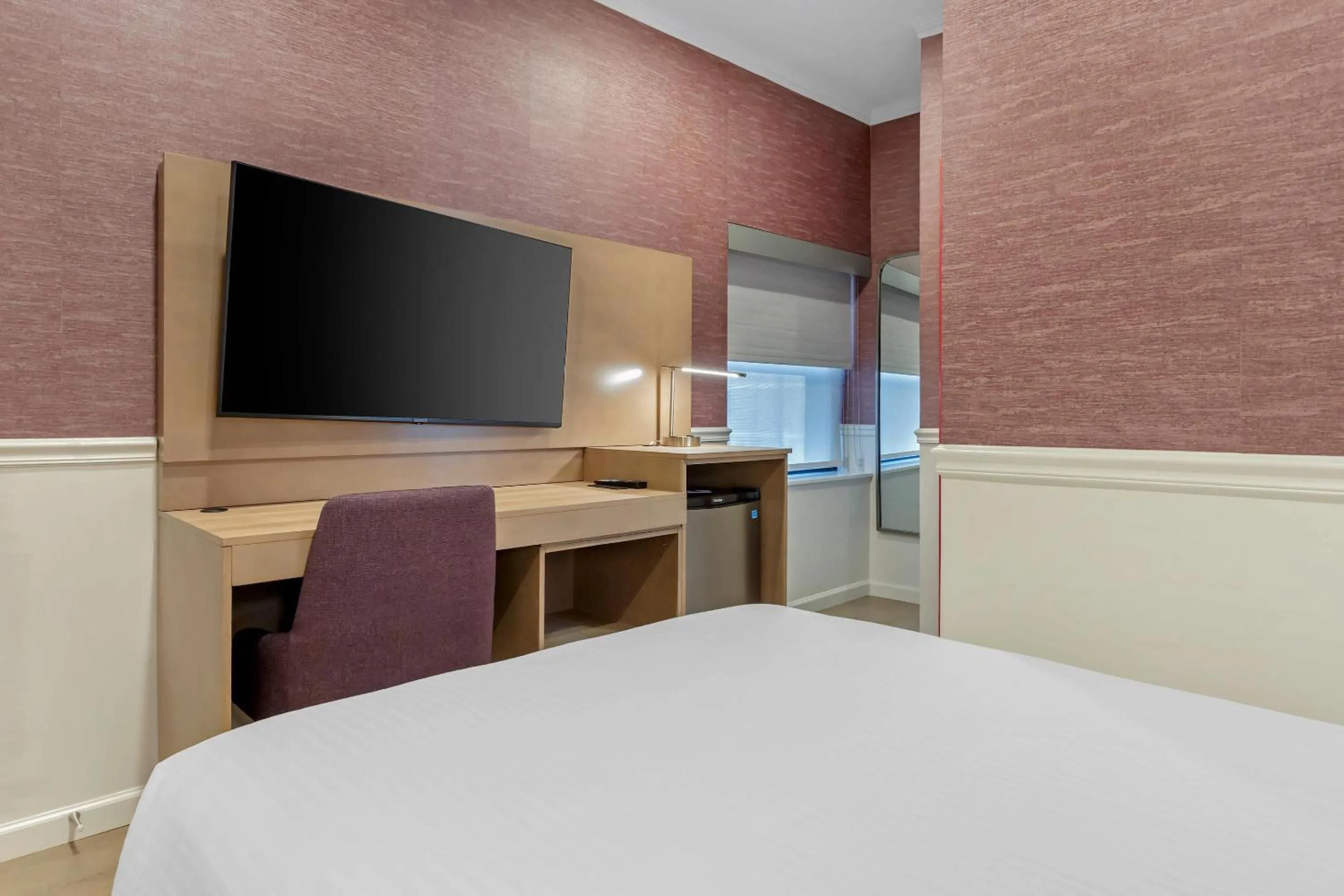 Bedroom, Bed in The Mayfair Hotel Times Square, an Ascend Collection