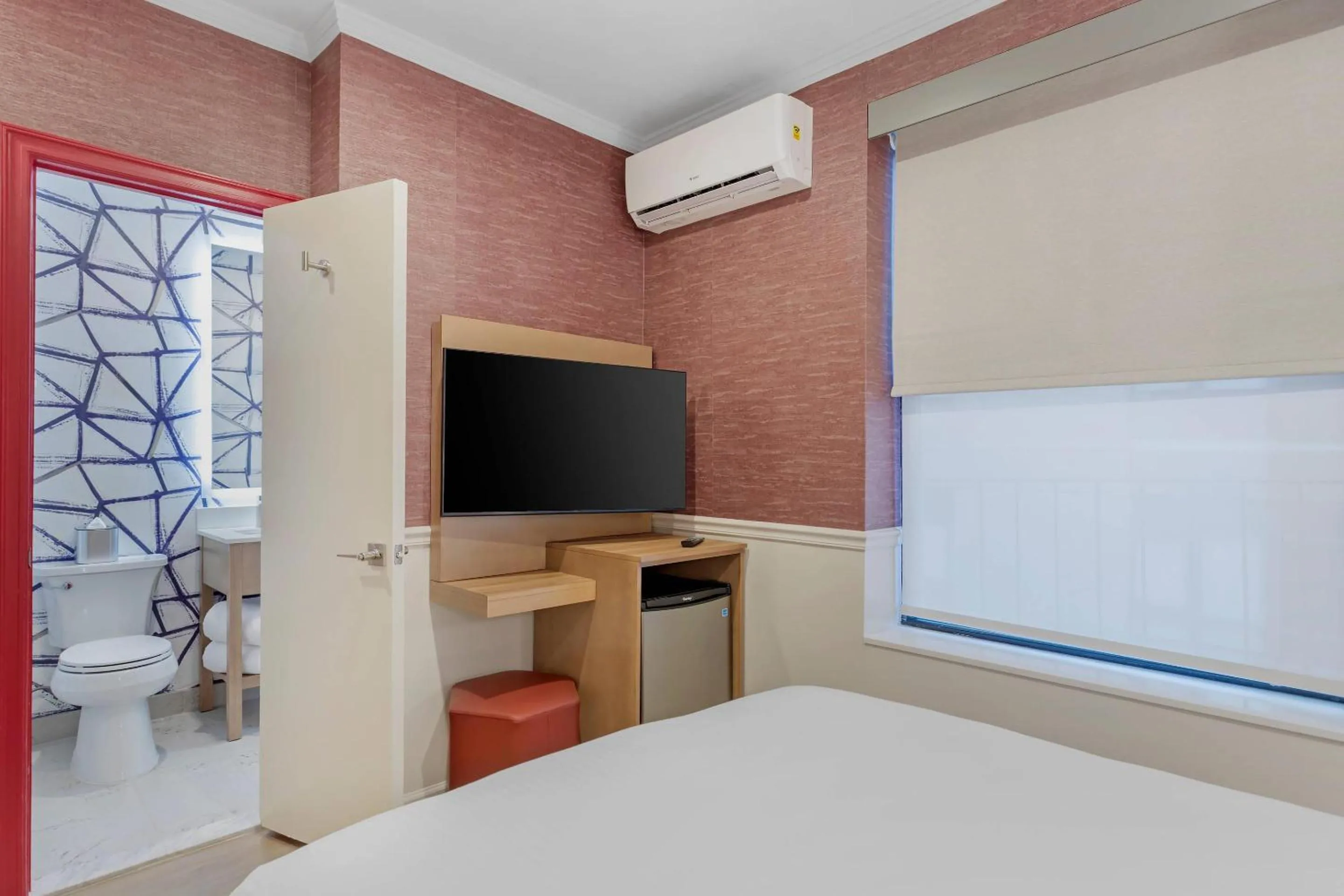 Bedroom, Bed in The Mayfair Hotel Times Square, an Ascend Collection