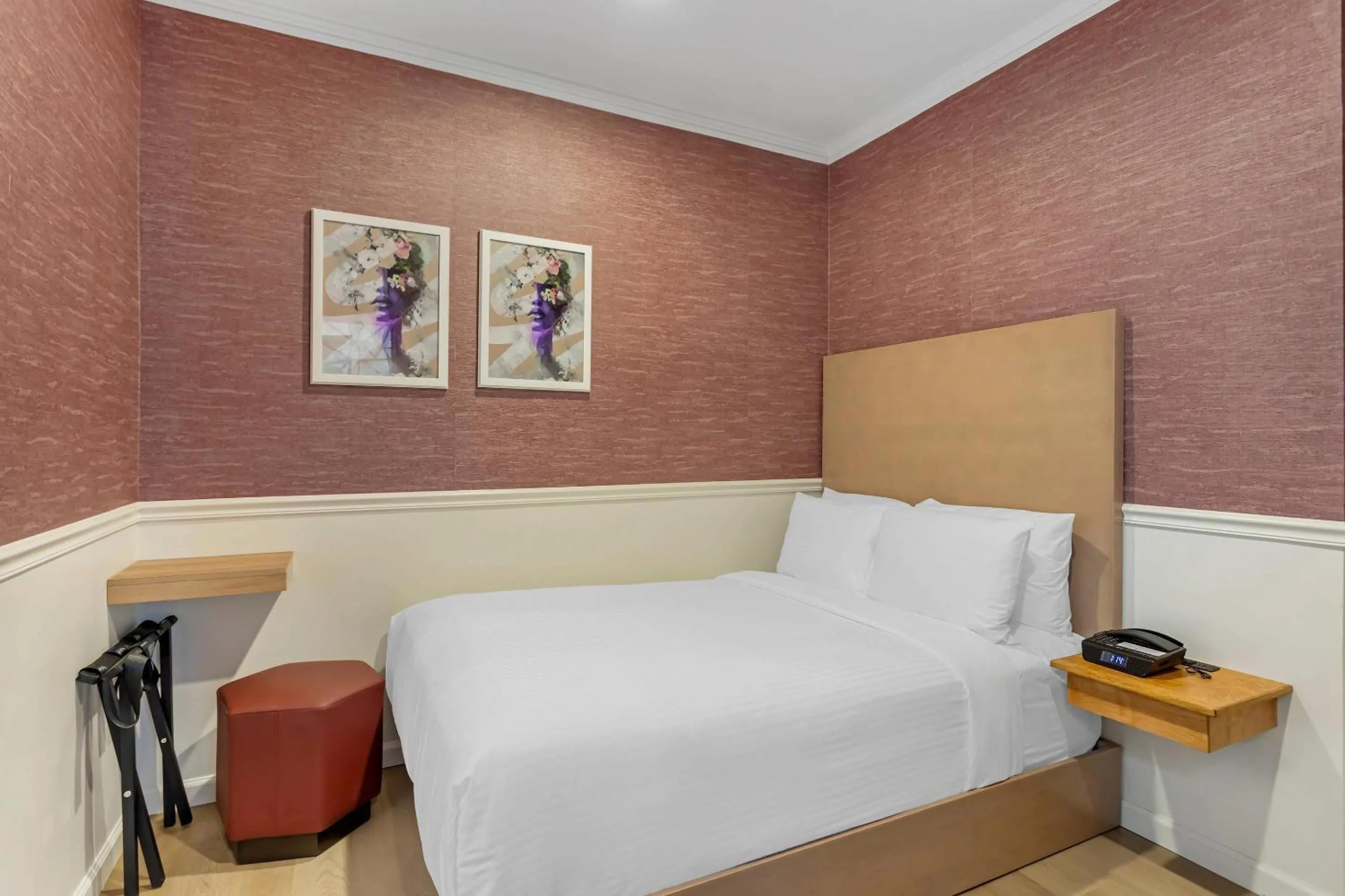 Bedroom, Bed in The Mayfair Hotel Times Square, an Ascend Collection