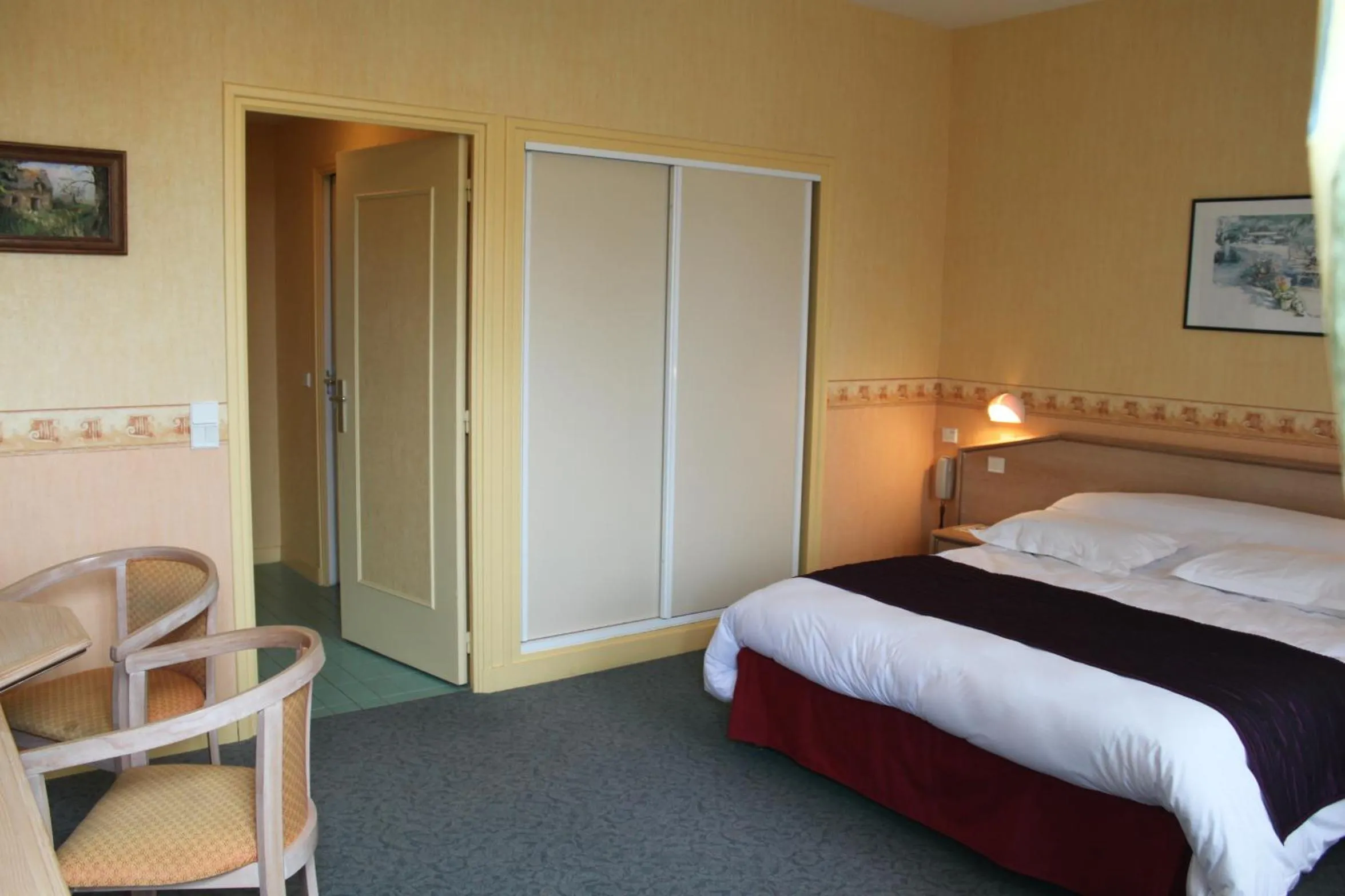 Photo of the whole room, Bed in Hotel Des Bains