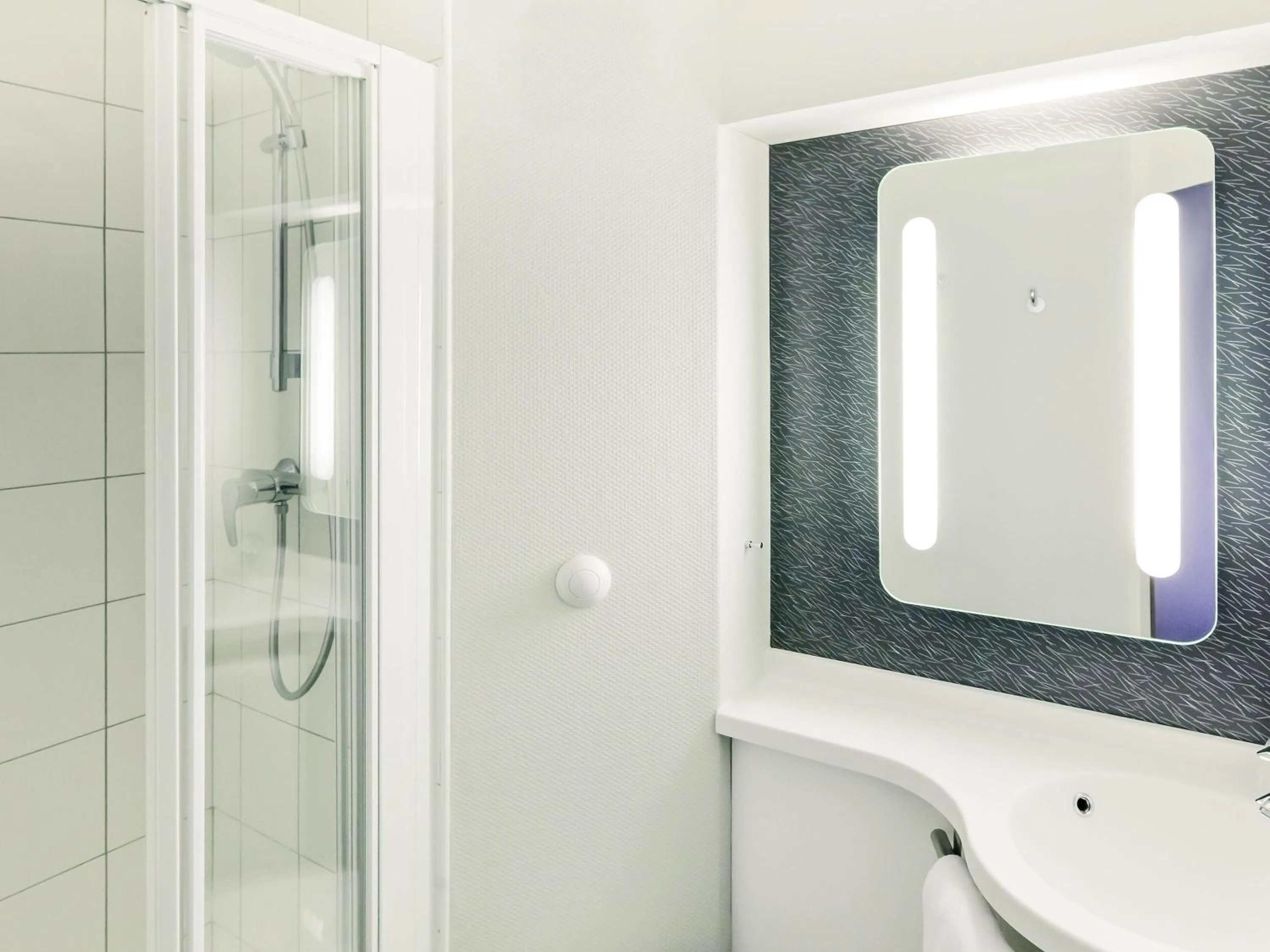 Bedroom in ibis Cherbourg La Glacerie