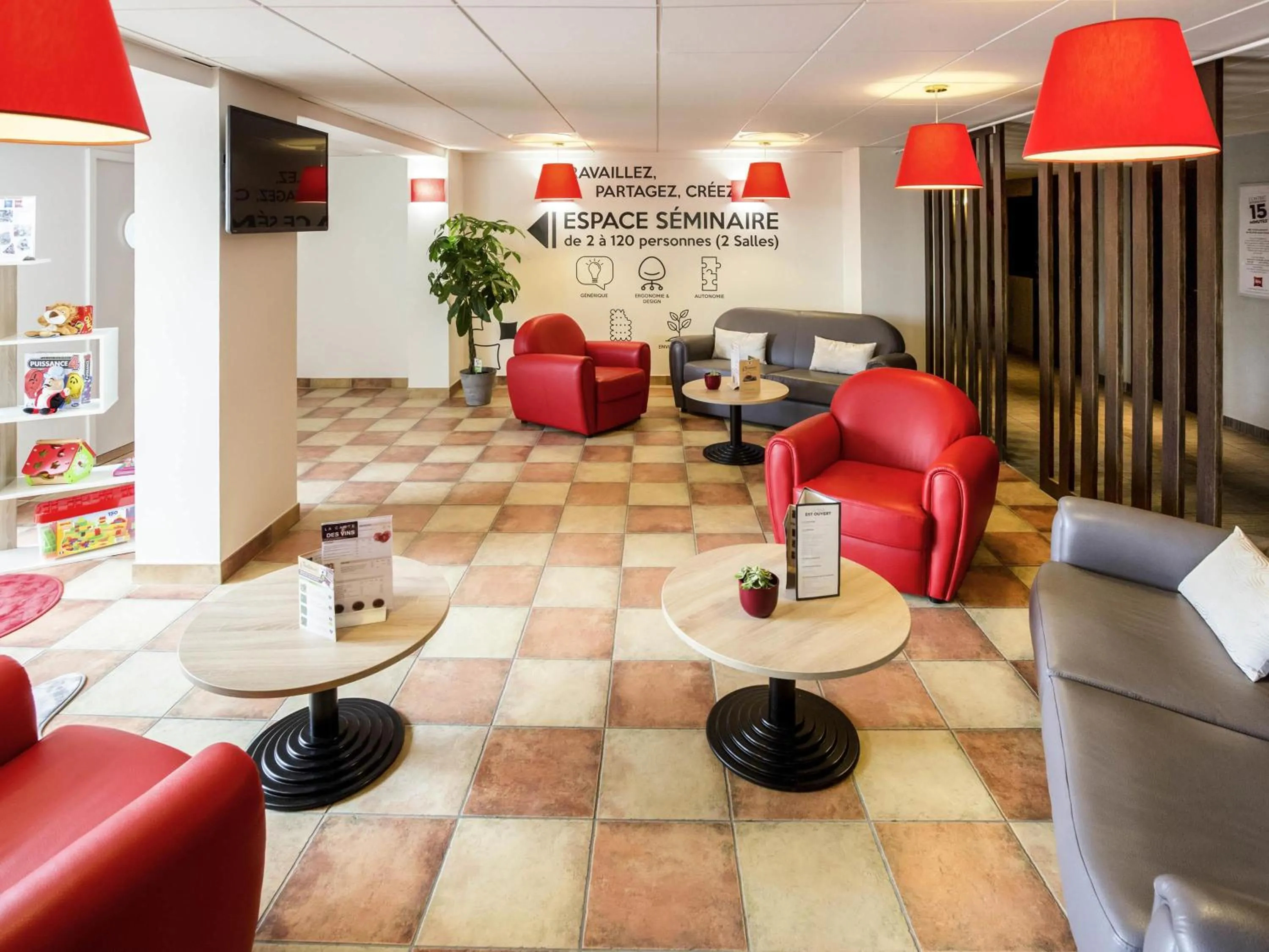 Lounge or bar in ibis Cherbourg La Glacerie