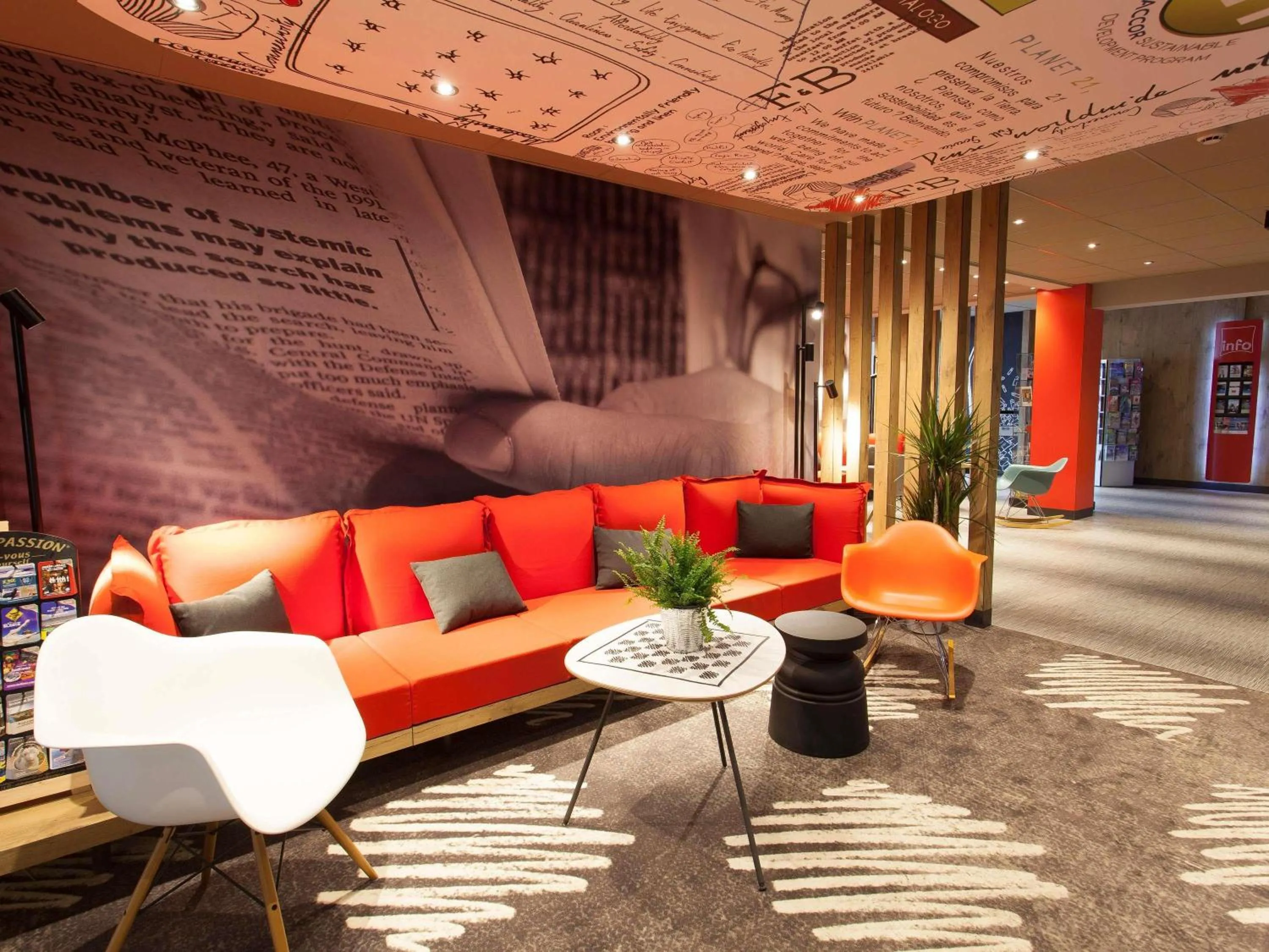 Lounge or bar in ibis Cherbourg La Glacerie