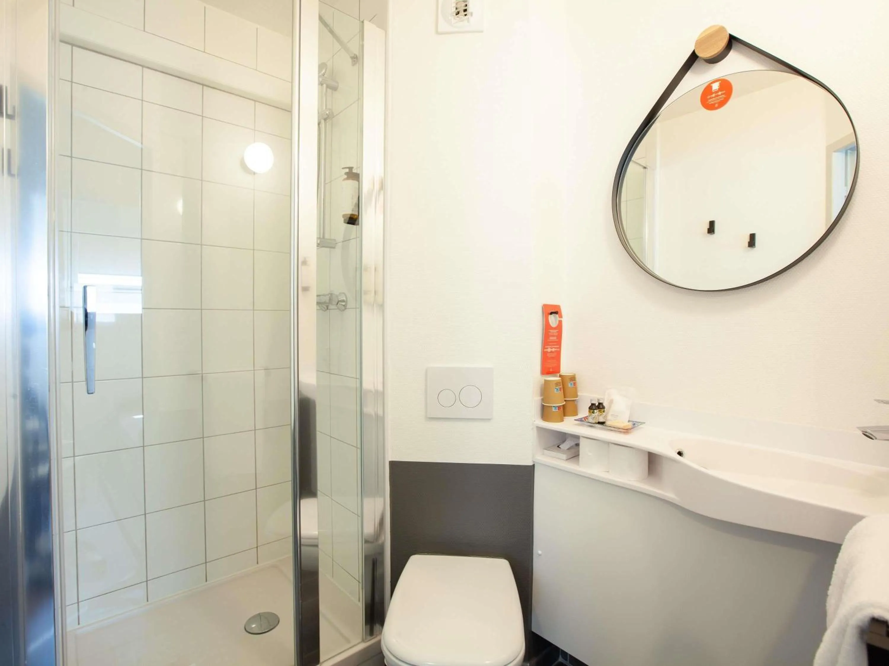 Bedroom in ibis Cherbourg La Glacerie