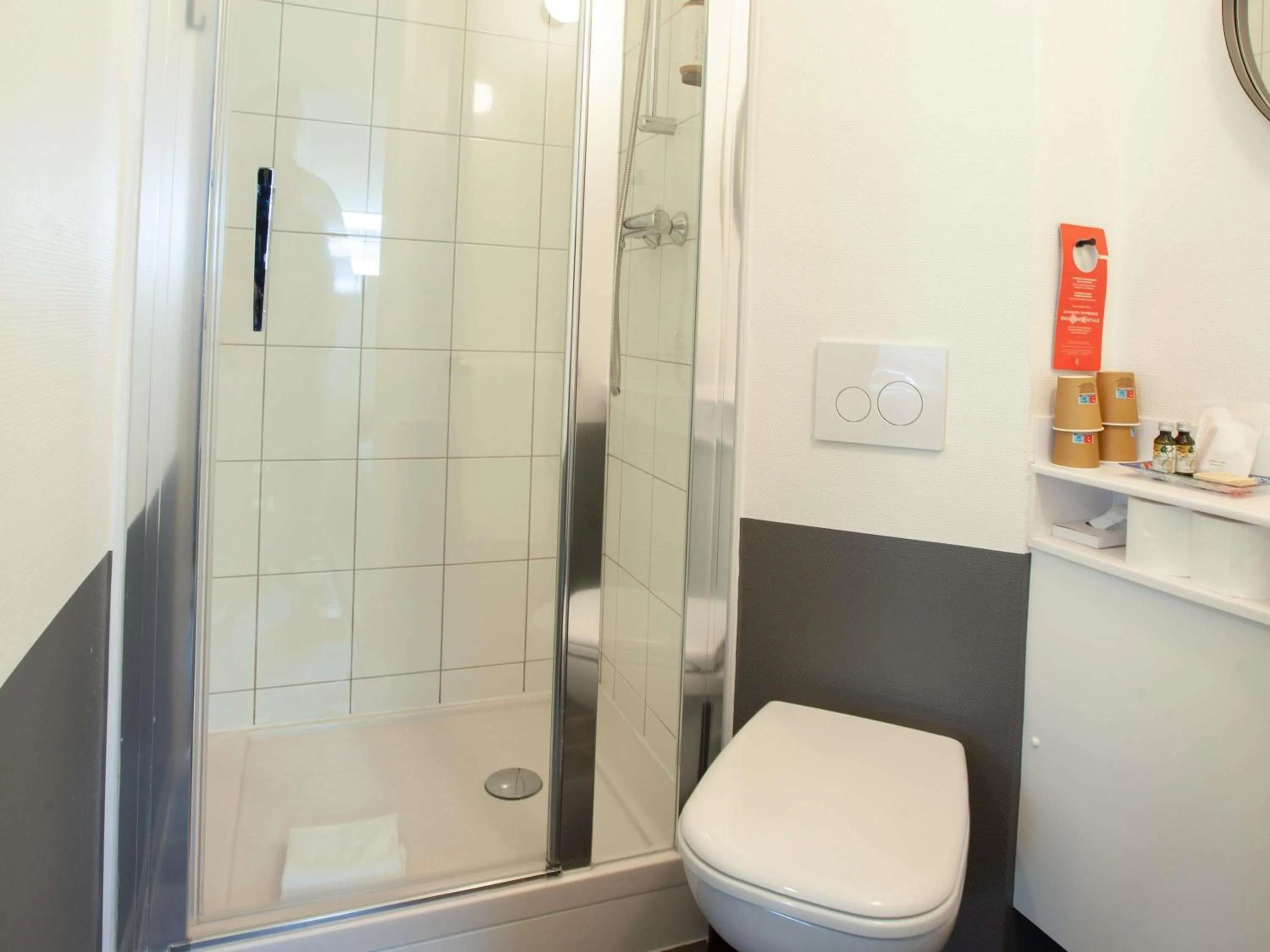 Bedroom in ibis Cherbourg La Glacerie