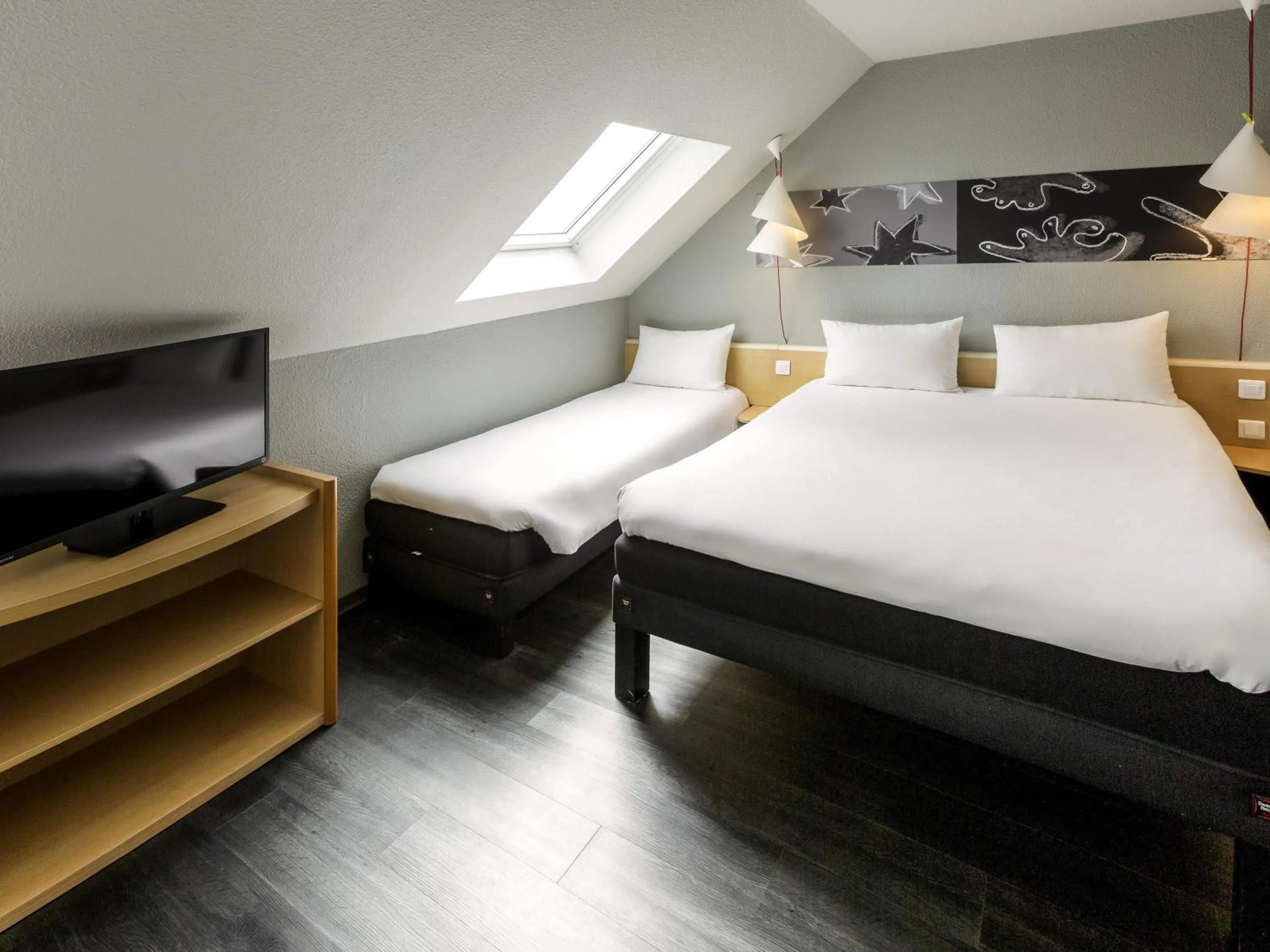 Bedroom, Bed in ibis Cherbourg La Glacerie