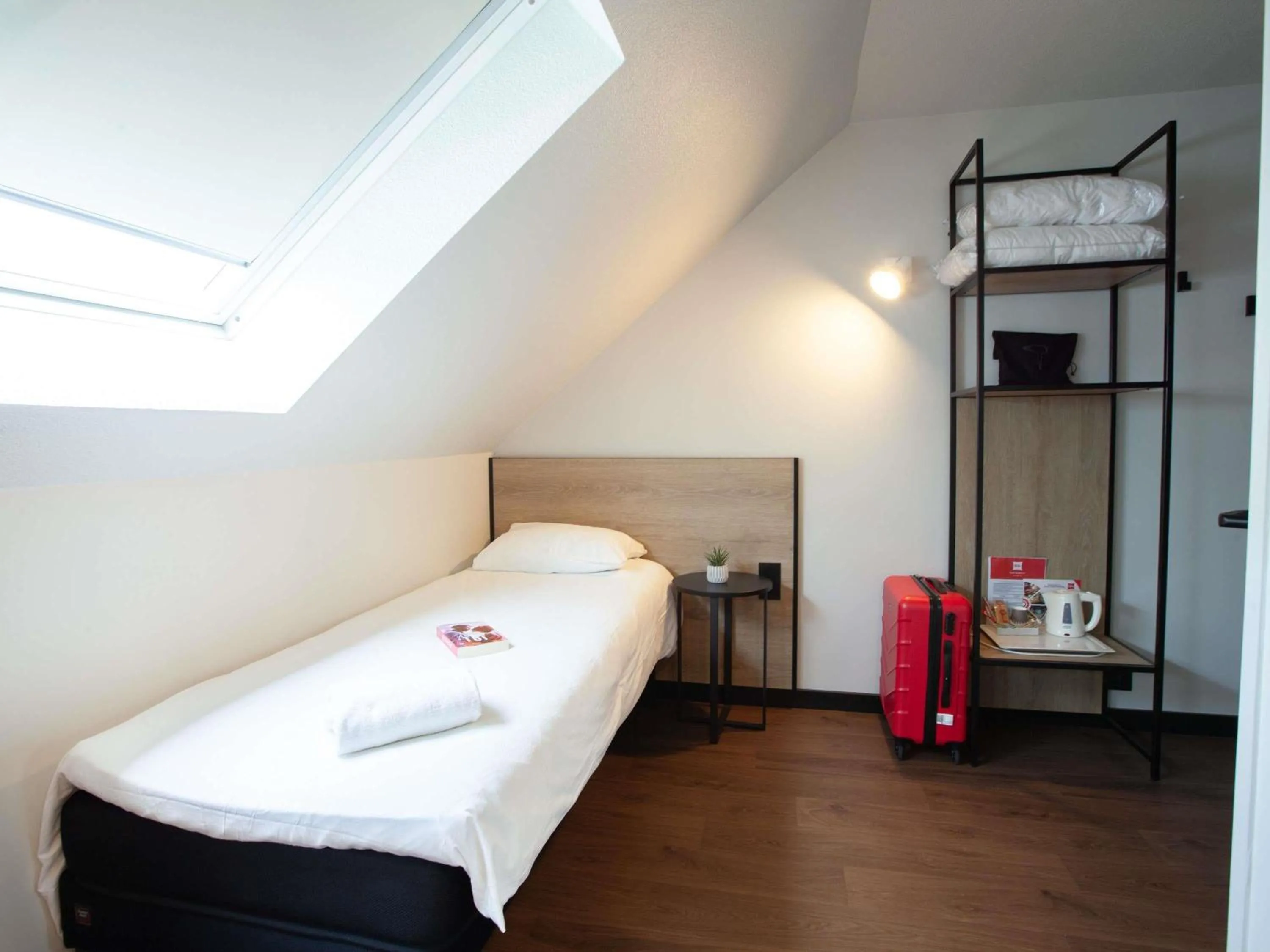 Bedroom, Bed in ibis Cherbourg La Glacerie
