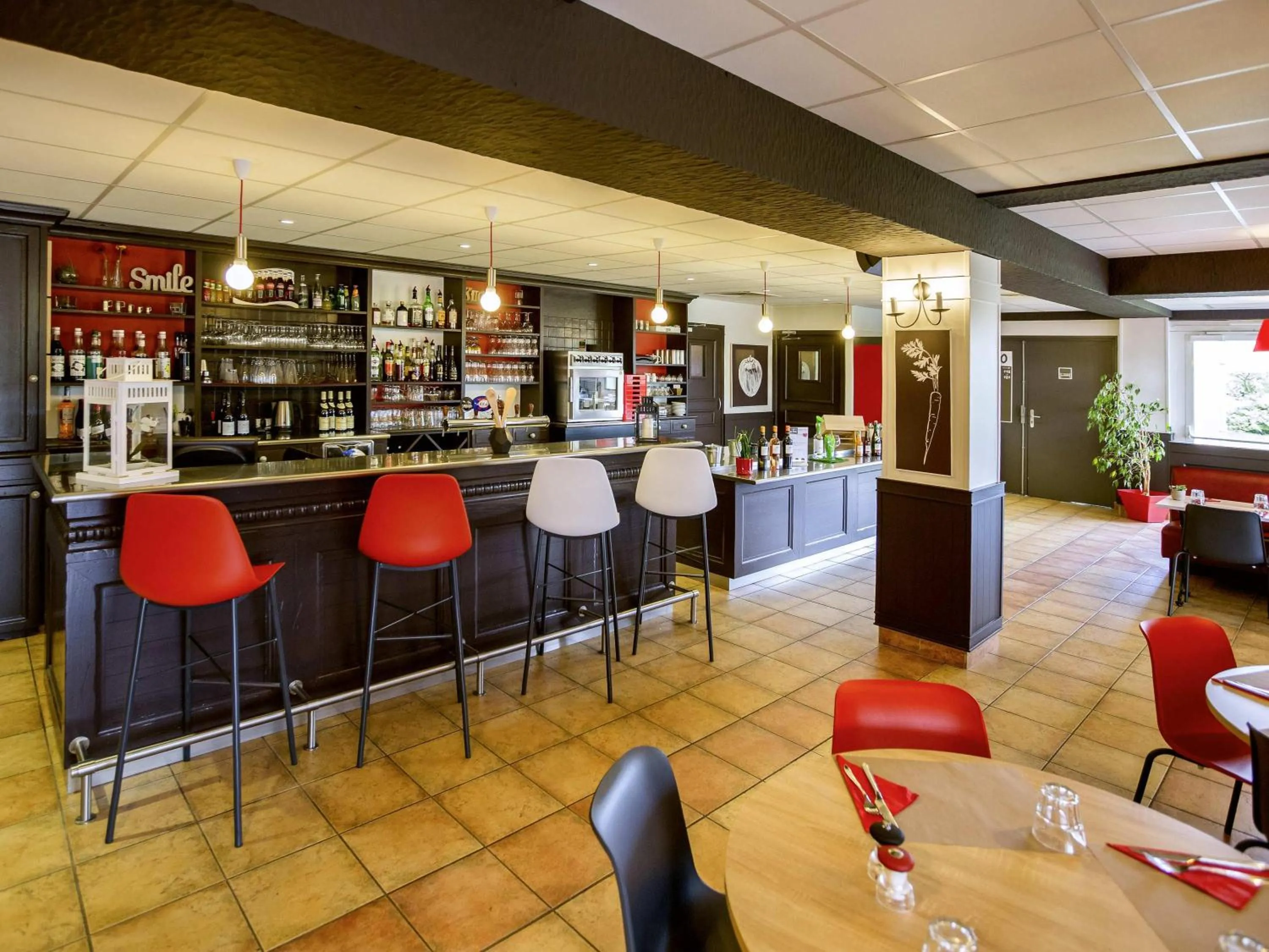 Lounge or bar in ibis Cherbourg La Glacerie