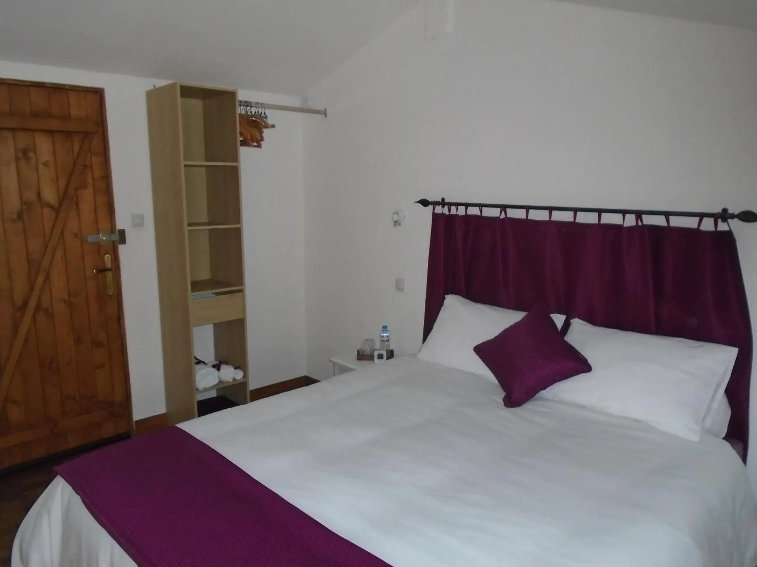 Shower, Bed in 43 Rue des Quarts