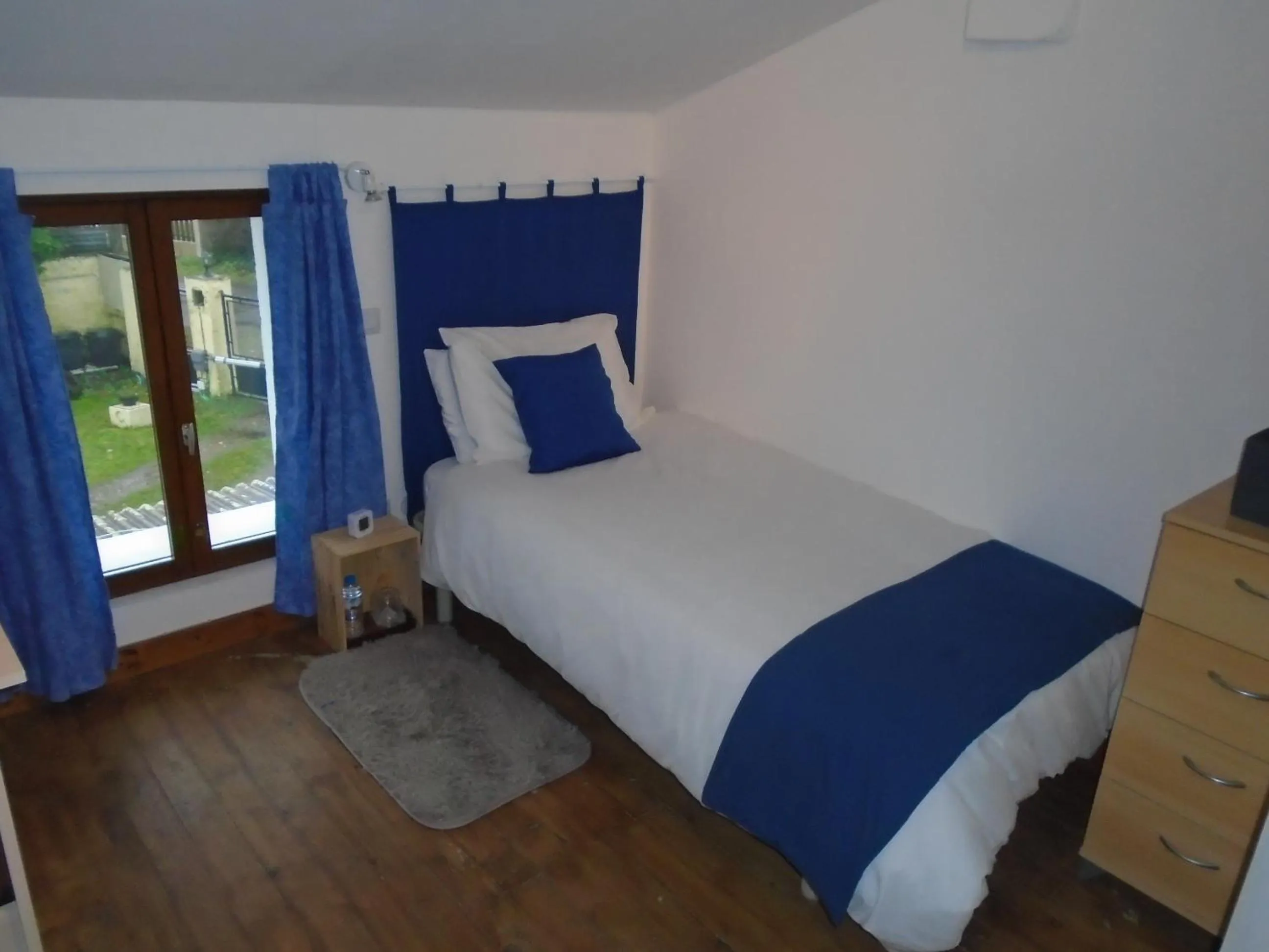 Shower, Bed in 43 Rue des Quarts