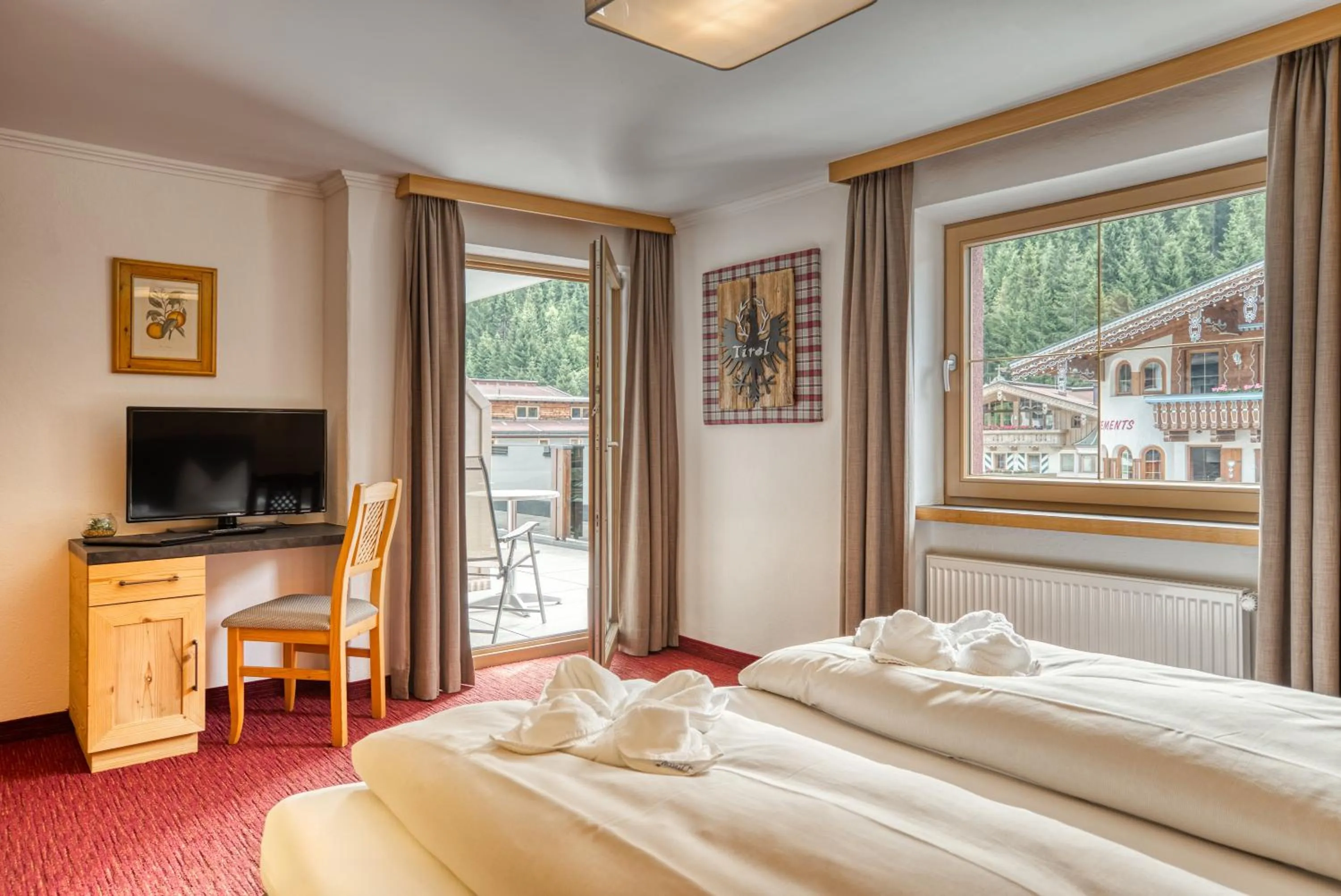 Photo of the whole room, Bed in SonnenHOF hotel gerlos centrum