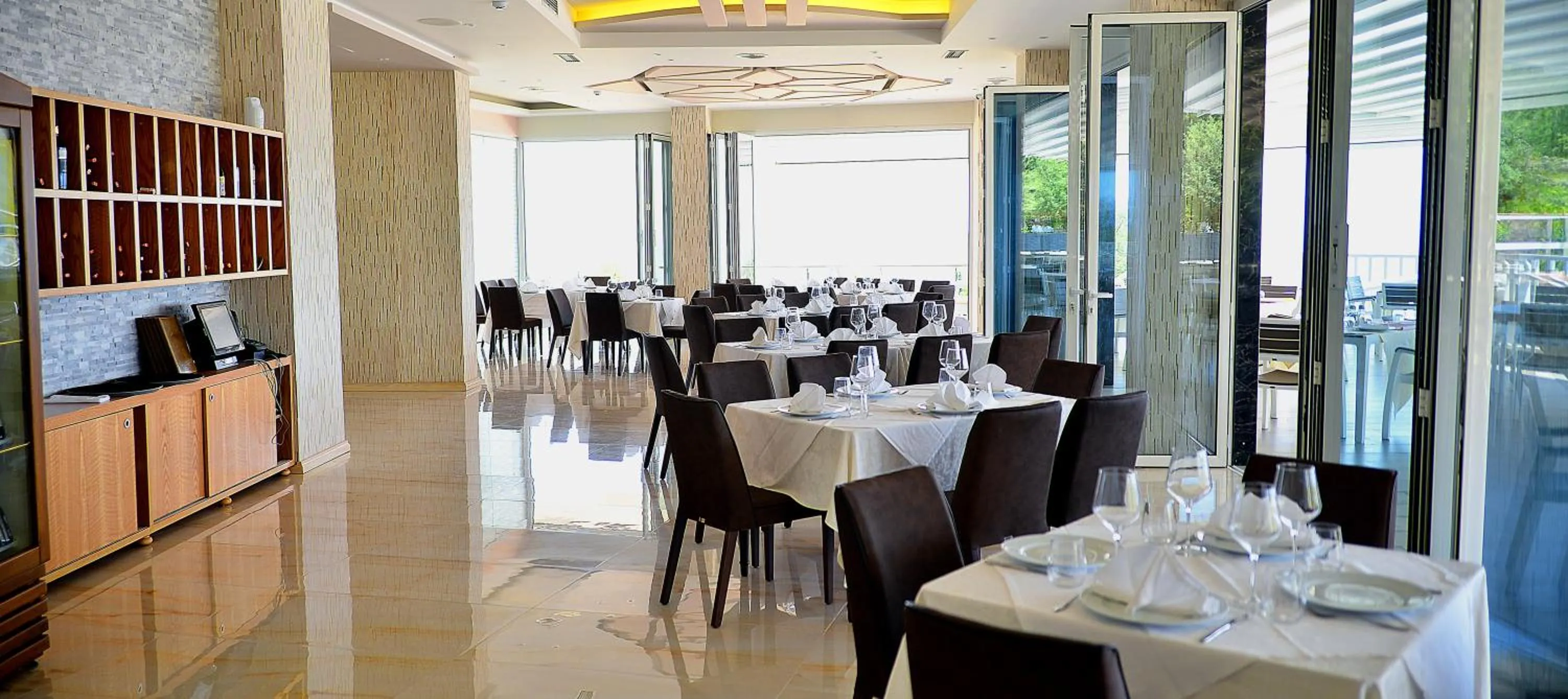 Restaurant/places to eat in Elysium Hotel