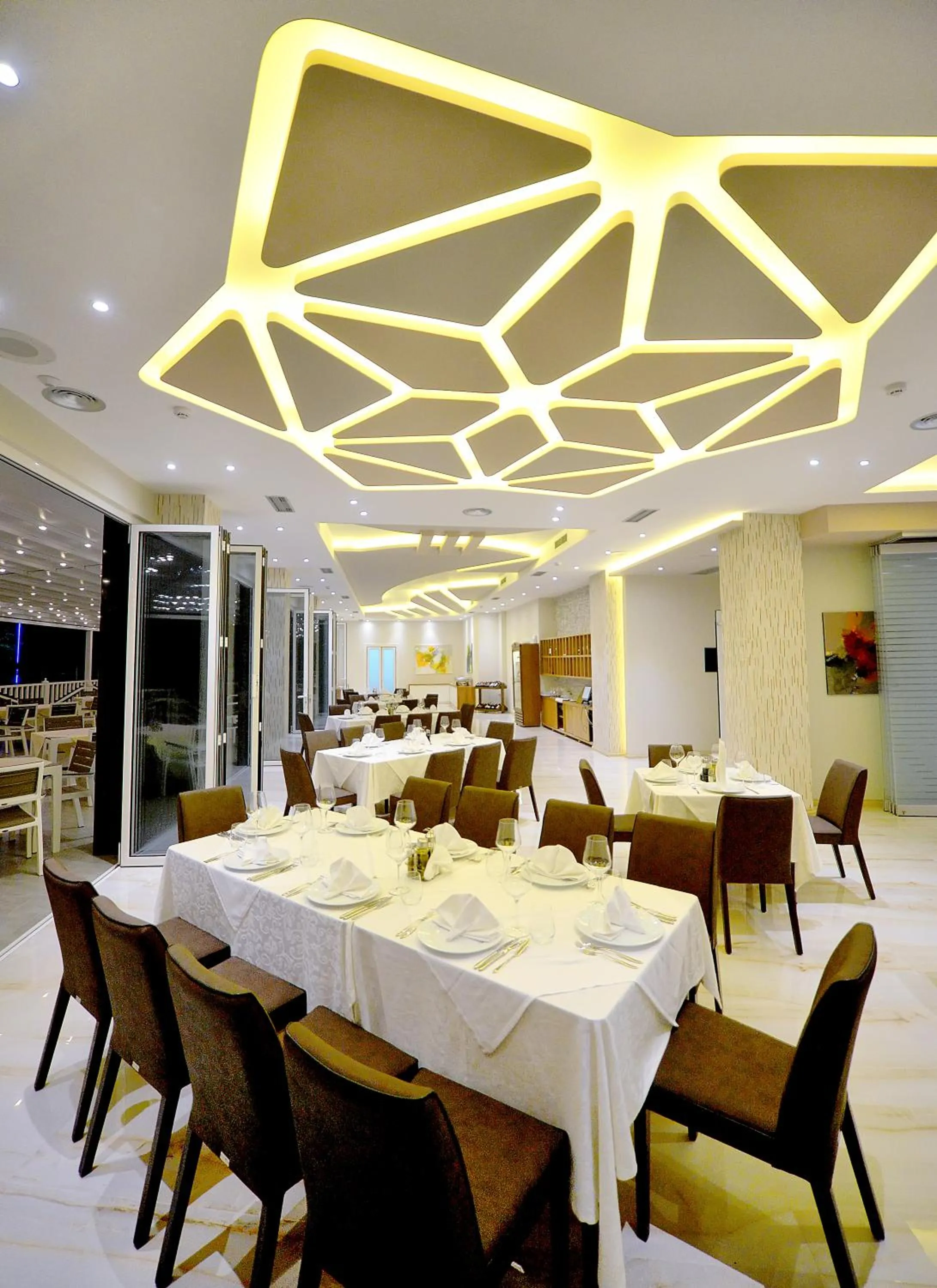 Restaurant/places to eat in Elysium Hotel
