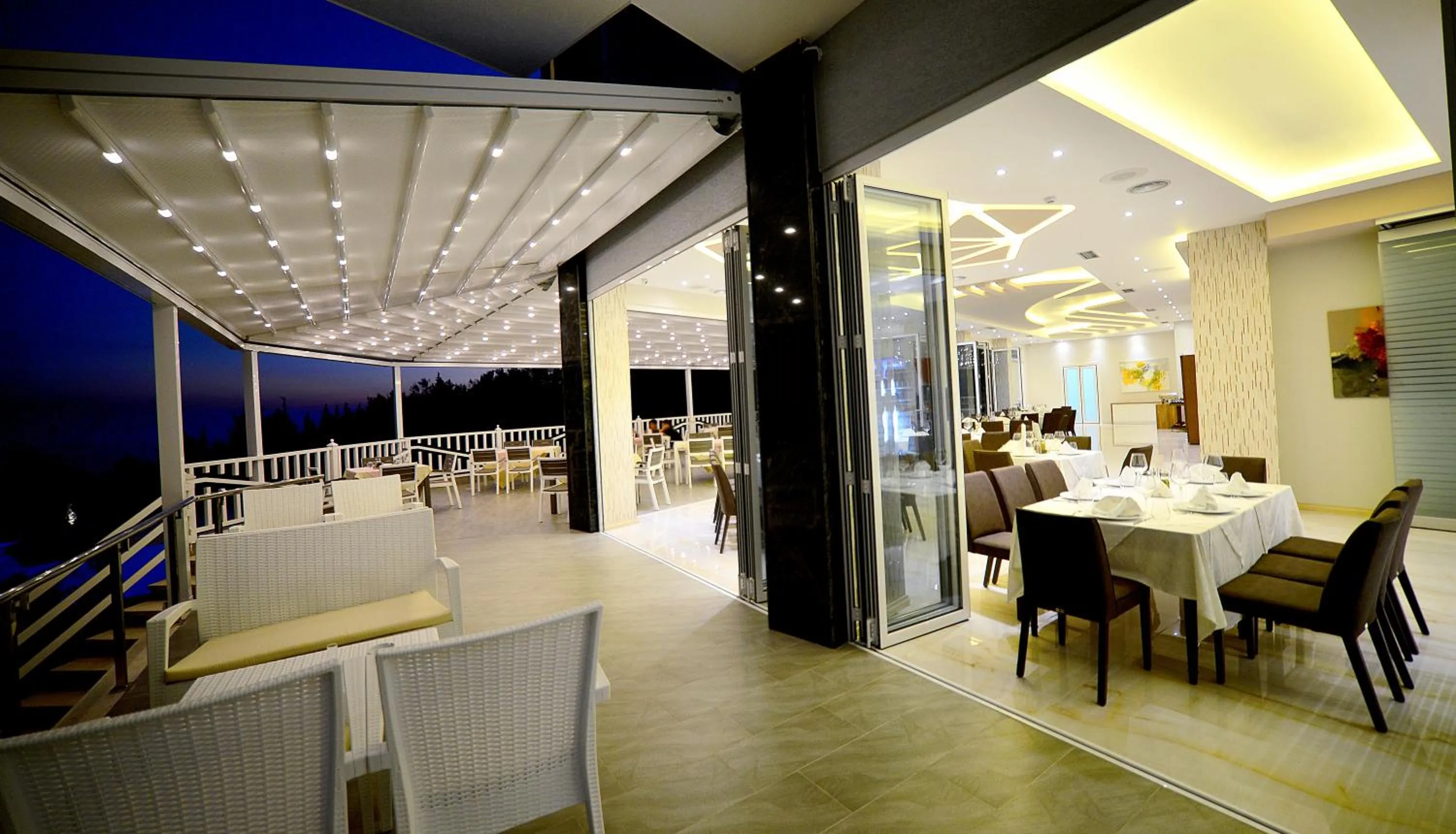 Restaurant/places to eat in Elysium Hotel