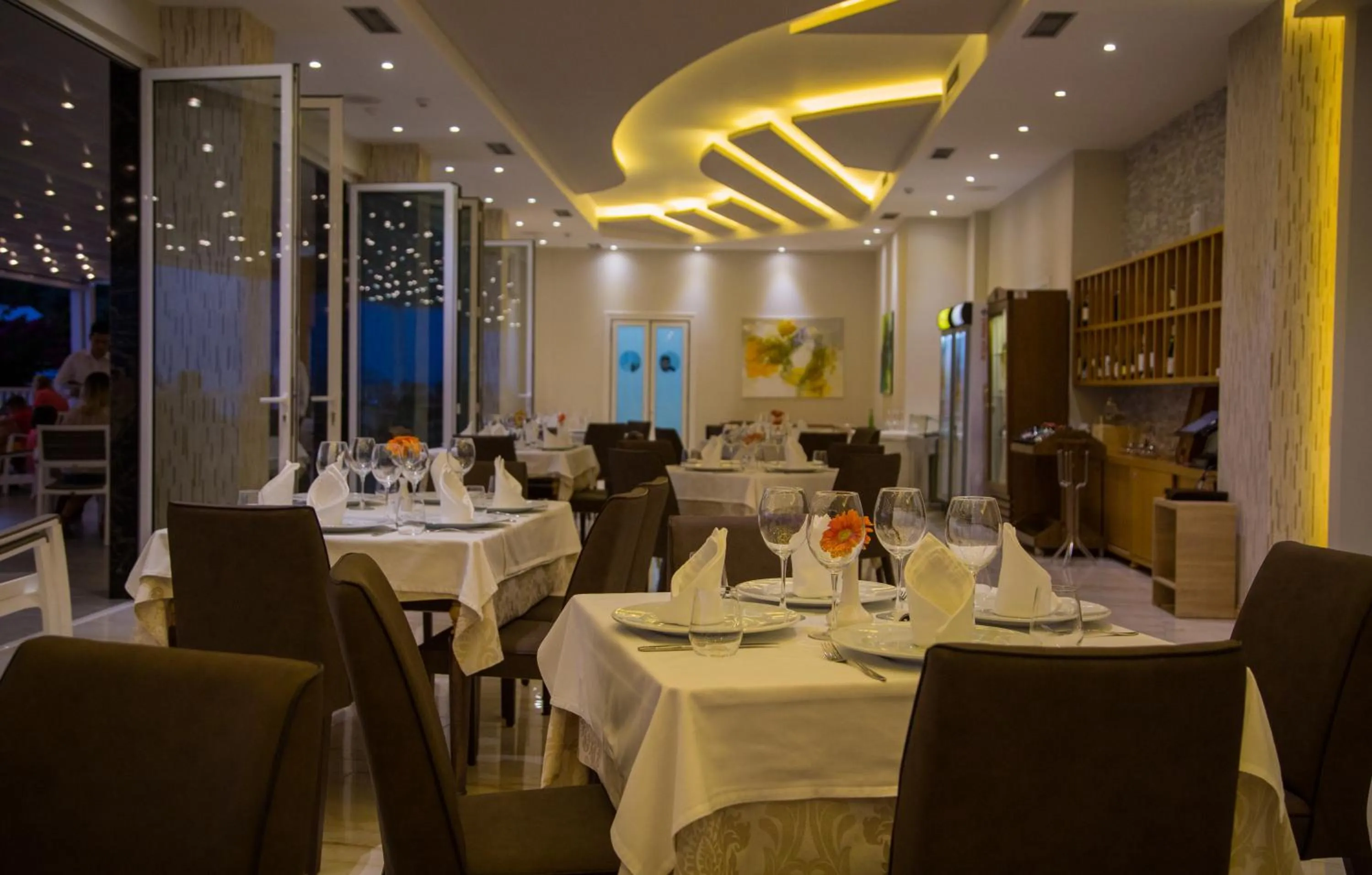 Restaurant/places to eat in Elysium Hotel