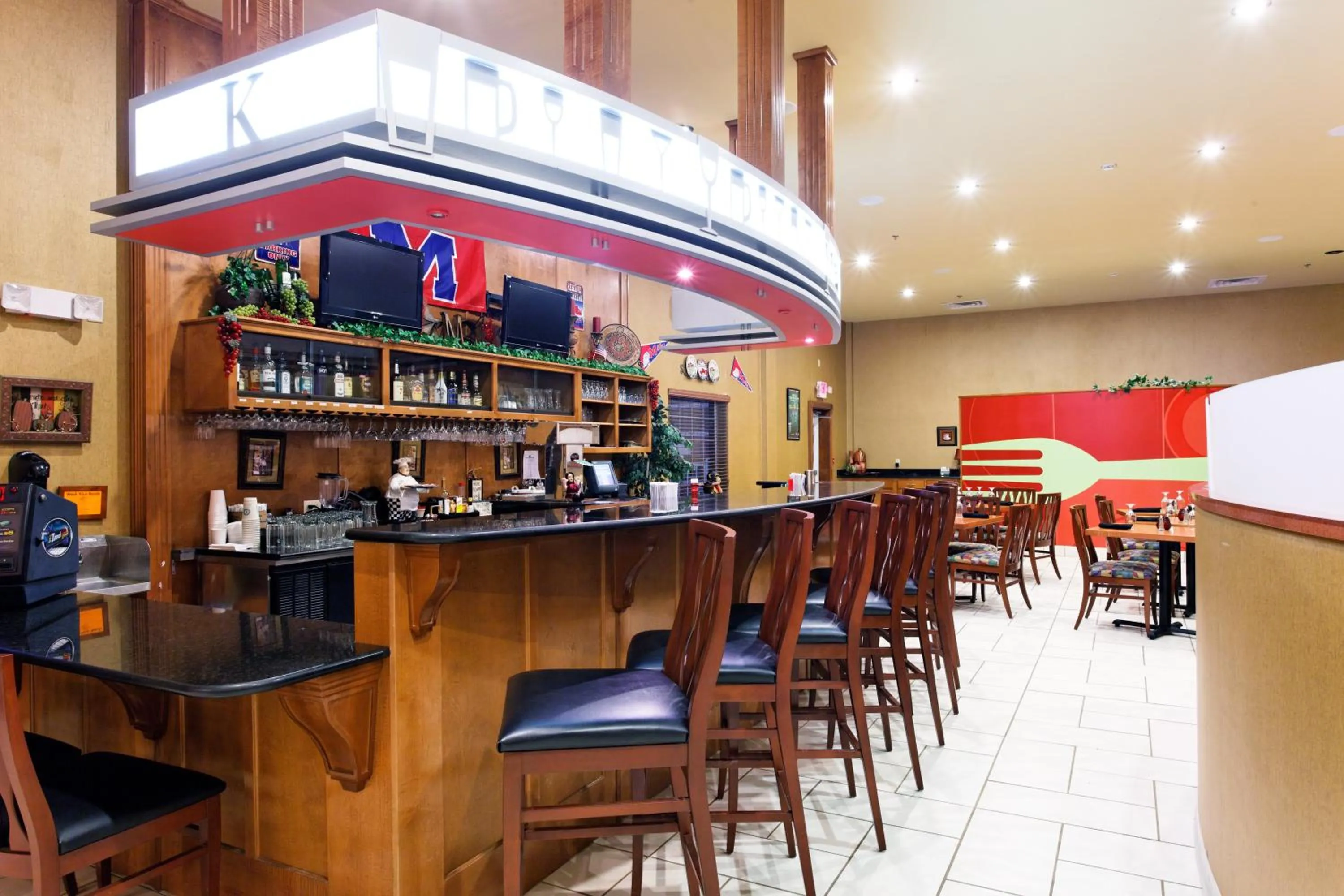 Lounge or bar in Holiday Inn Hotels Batesville by IHG