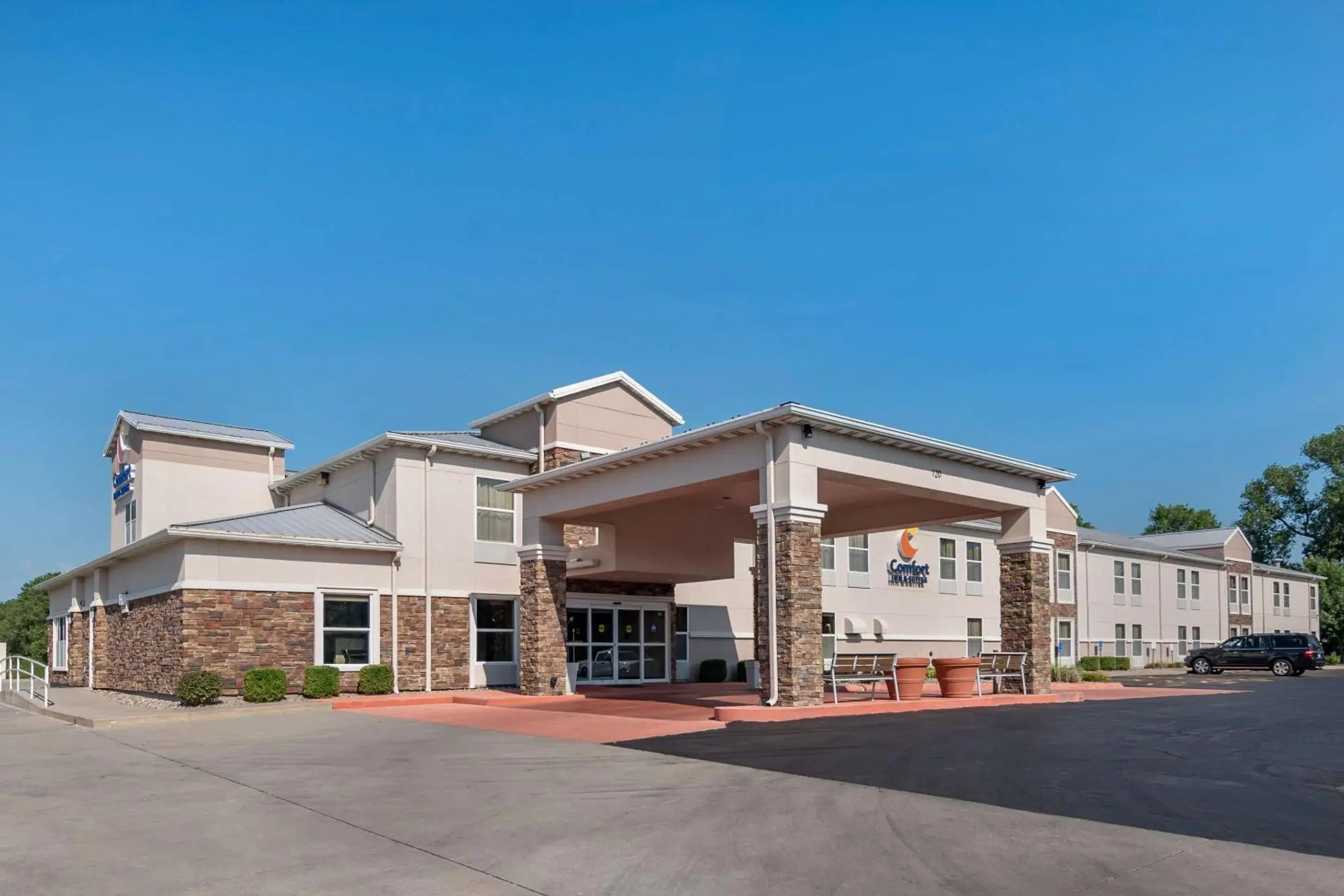 Property building in Comfort Inn & Suites Junction City - near Fort Riley Property building in Comfort Inn & Suites Junction City - near Fort Riley