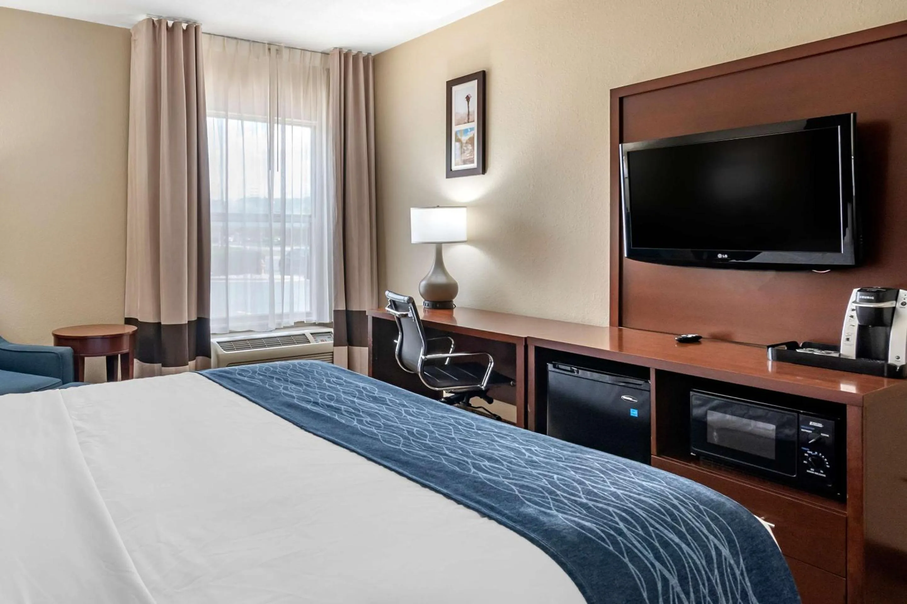 Bedroom, Bed in Comfort Inn & Suites Junction City - near Fort Riley