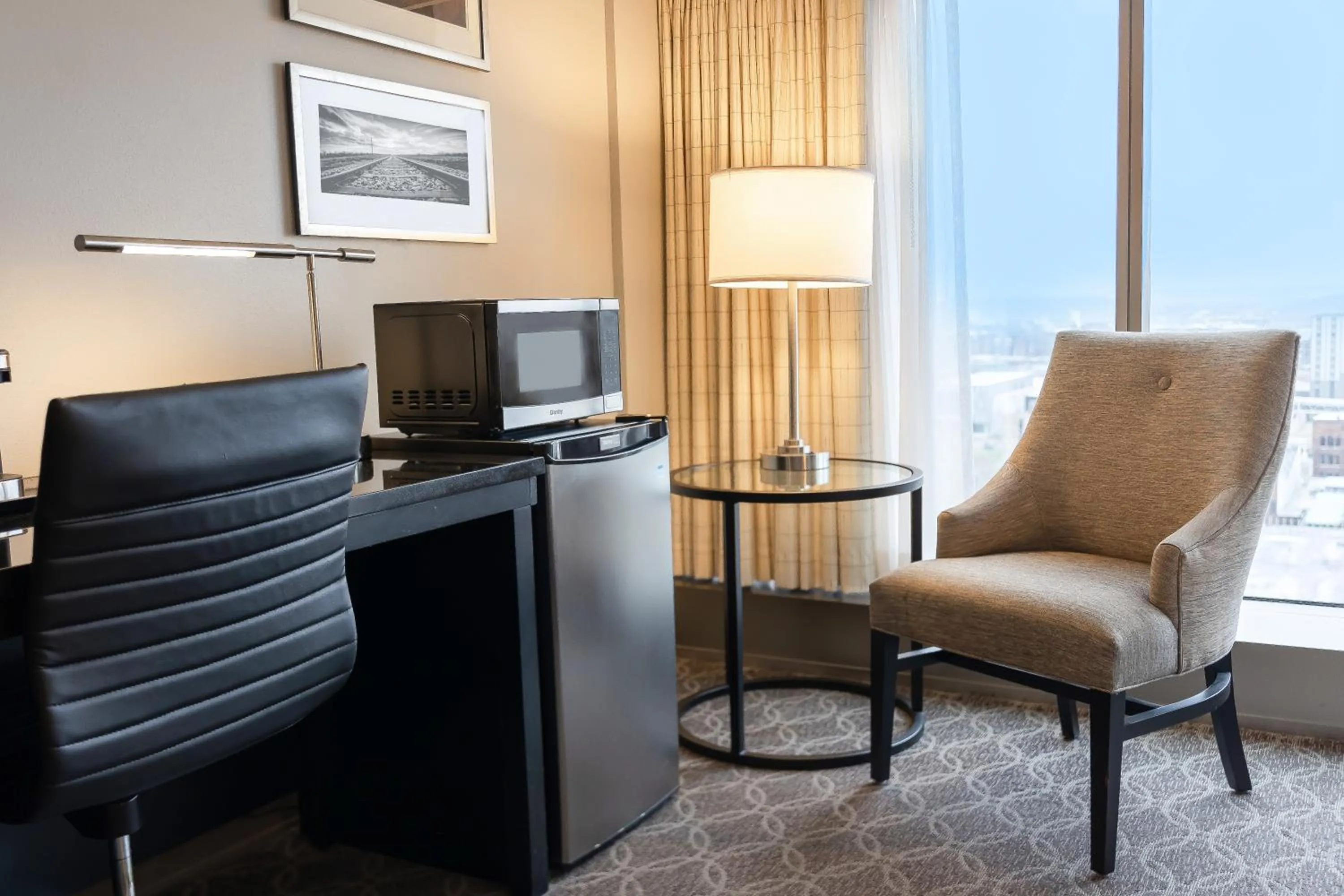 Seating area in DoubleTree by Hilton Hotel Cedar Rapids Convention Complex