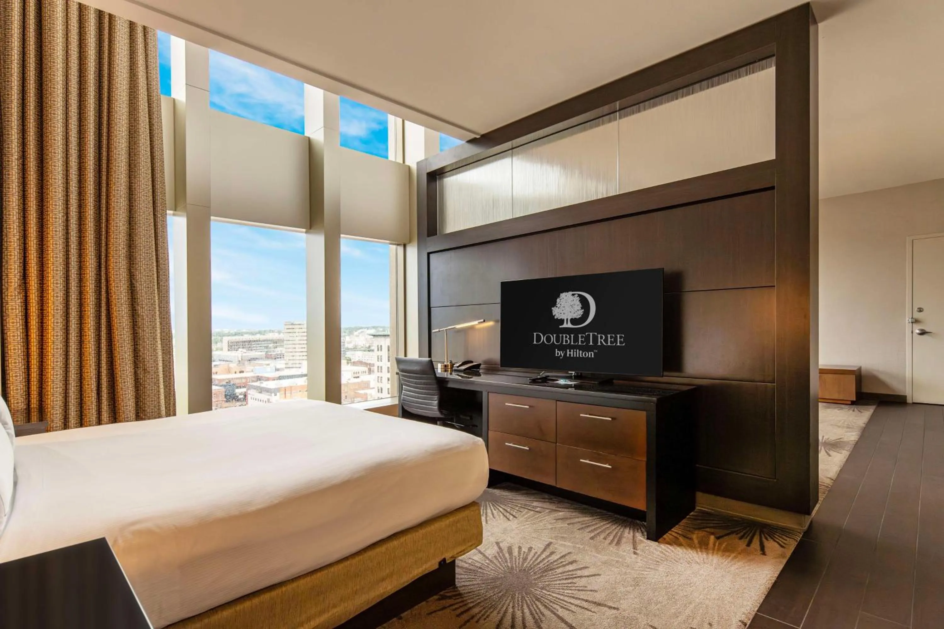 Bed in DoubleTree by Hilton Hotel Cedar Rapids Convention Complex