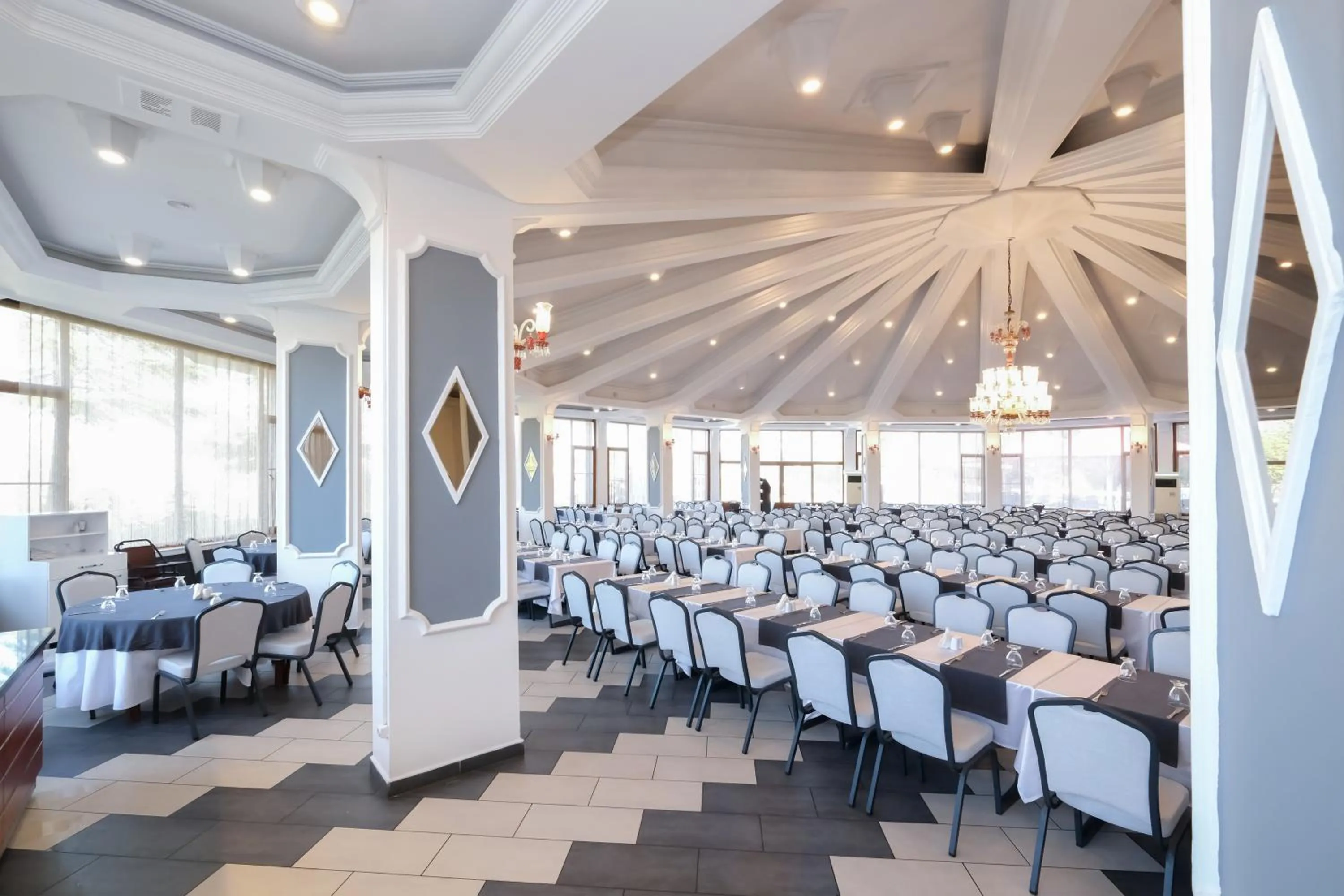 Restaurant/places to eat in SIGNATURE GARDEN AVANOS Hotel & SPA