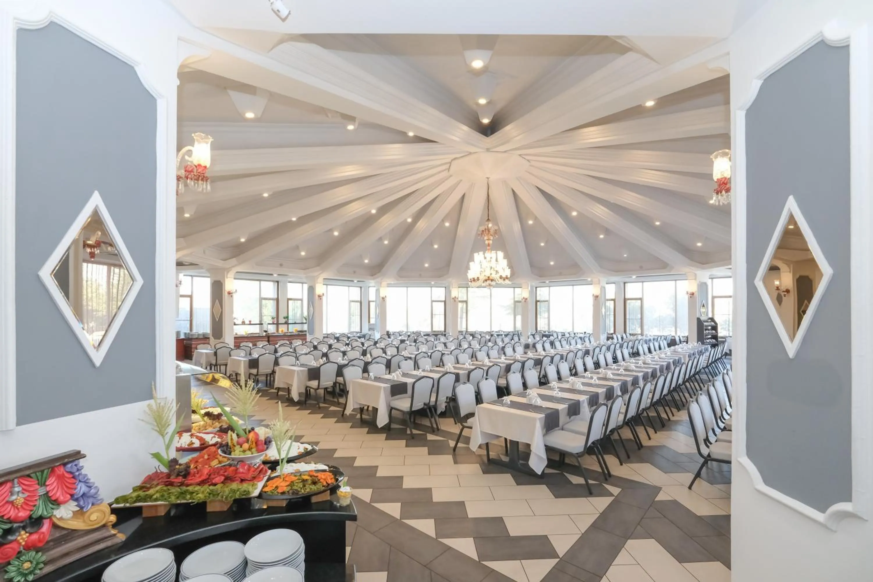 Restaurant/places to eat in SIGNATURE GARDEN AVANOS Hotel & SPA