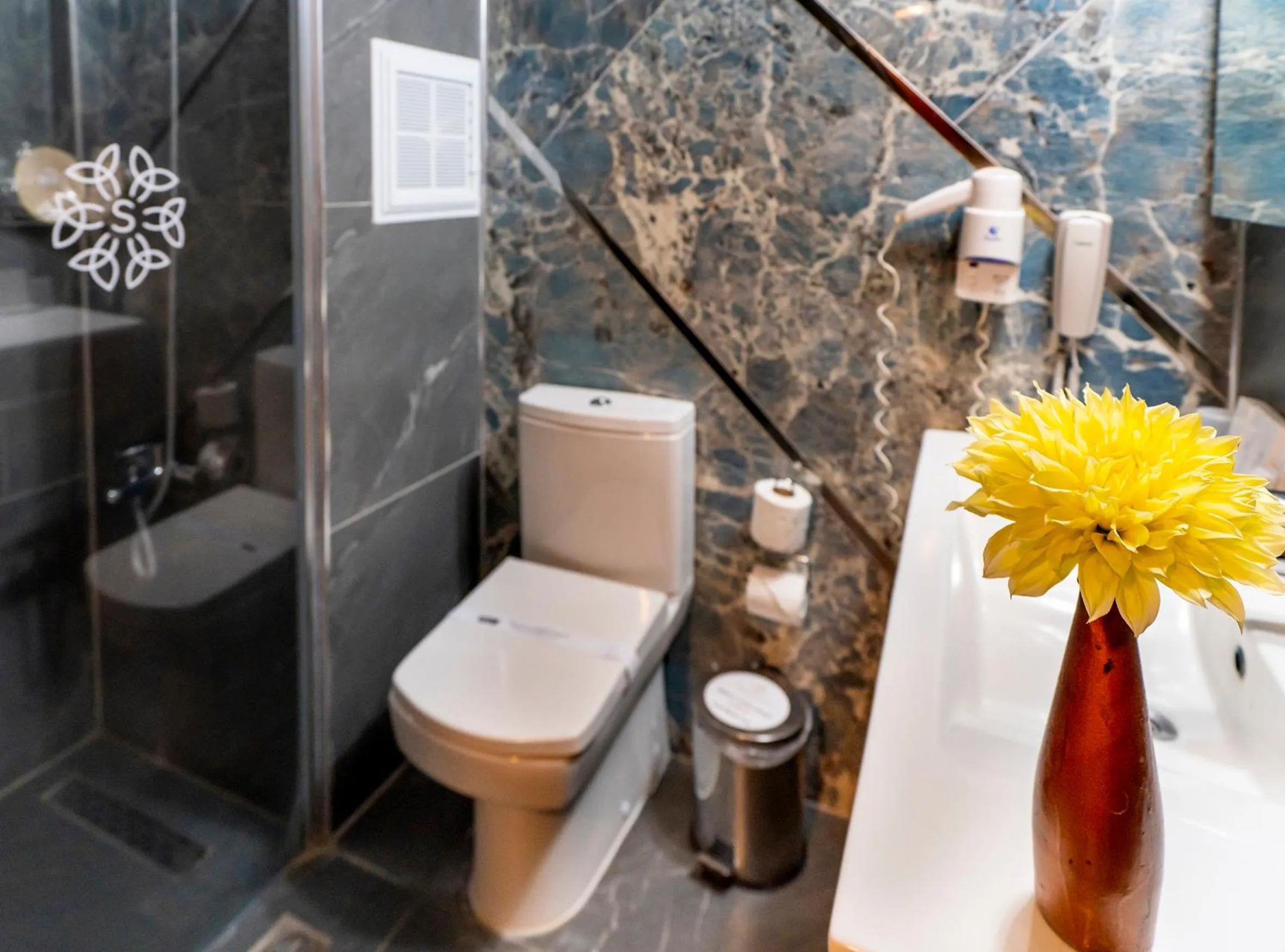 Shower in SIGNATURE GARDEN AVANOS Hotel & SPA