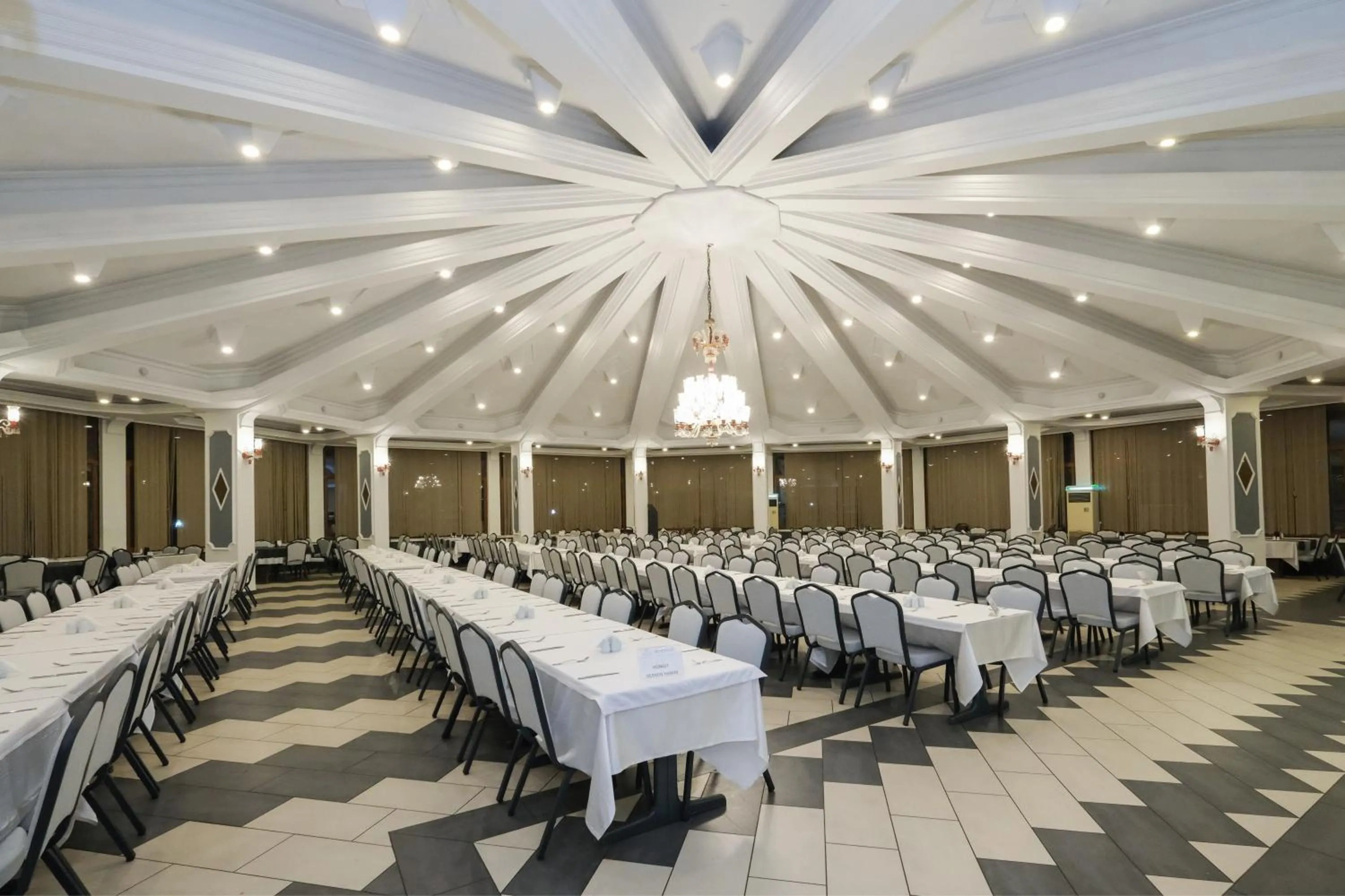 Restaurant/places to eat in SIGNATURE GARDEN AVANOS Hotel & SPA