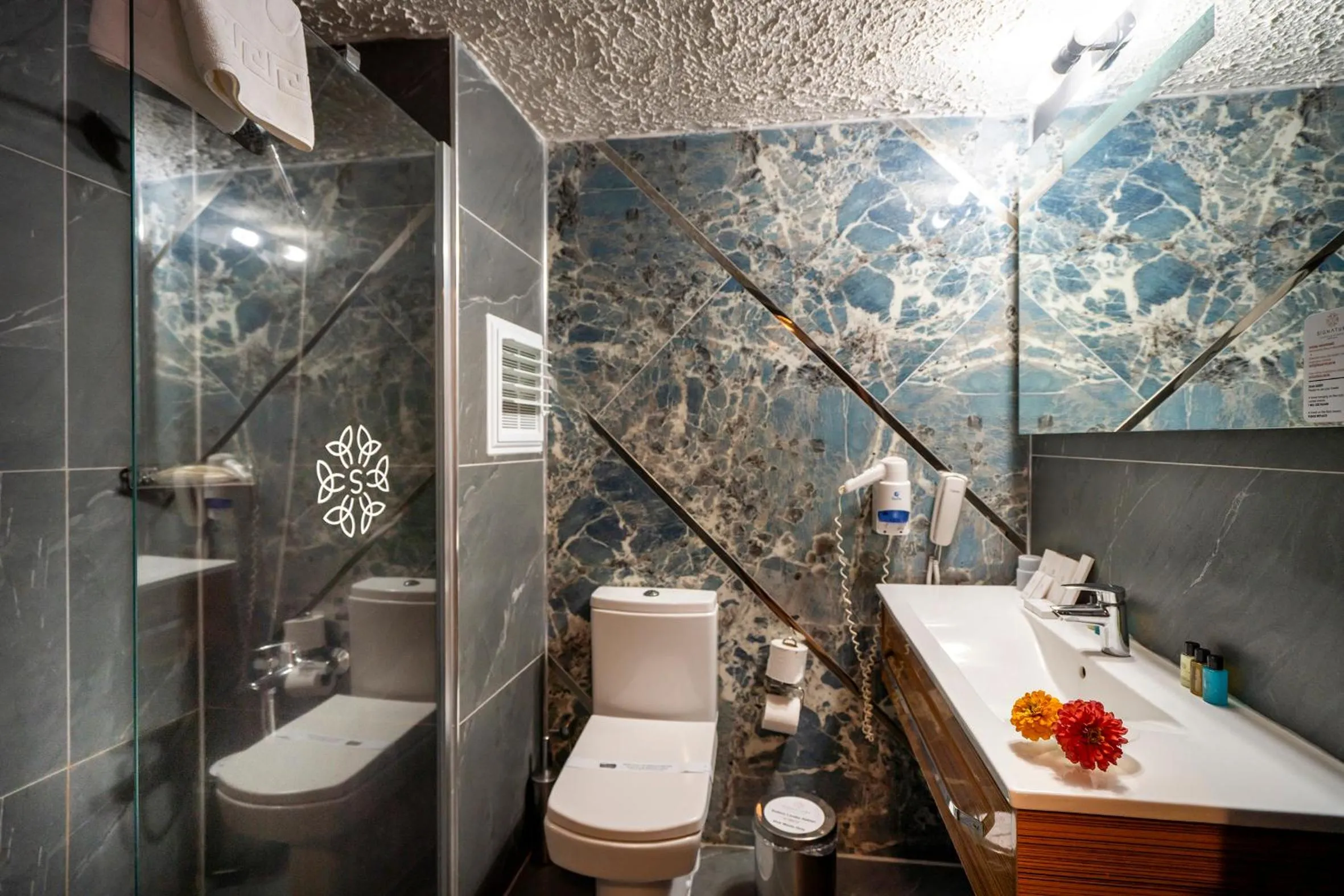 Shower in SIGNATURE GARDEN AVANOS Hotel & SPA