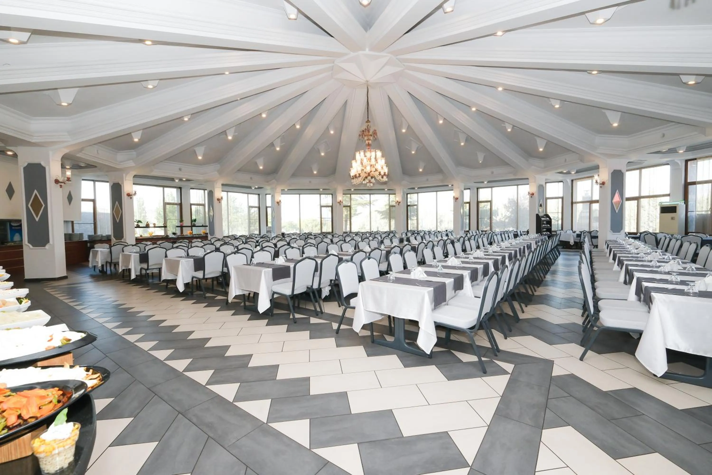 Restaurant/places to eat in SIGNATURE GARDEN AVANOS Hotel & SPA