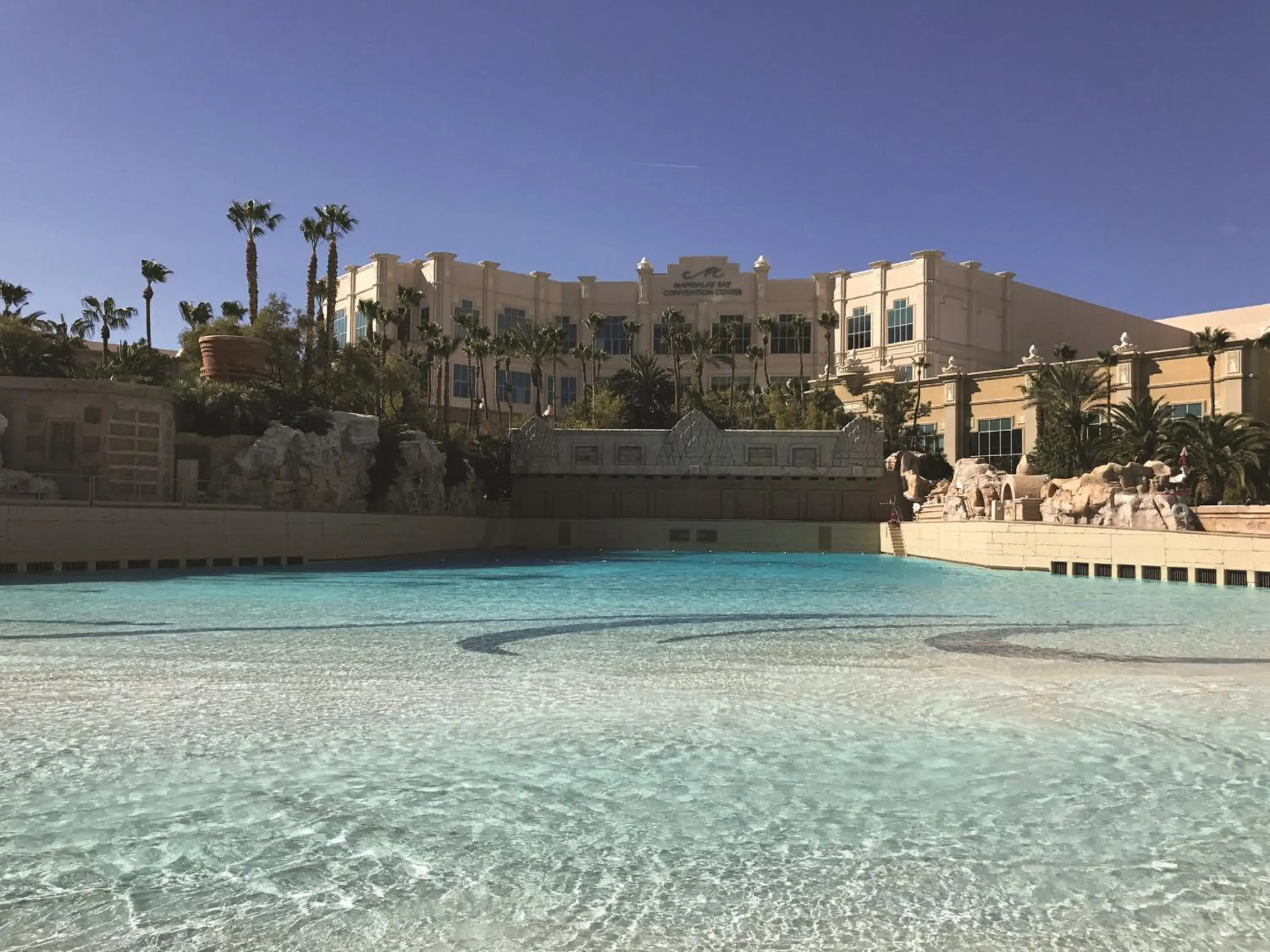 Swimming pool in Mandalay Bay Swimming pool in Mandalay Bay