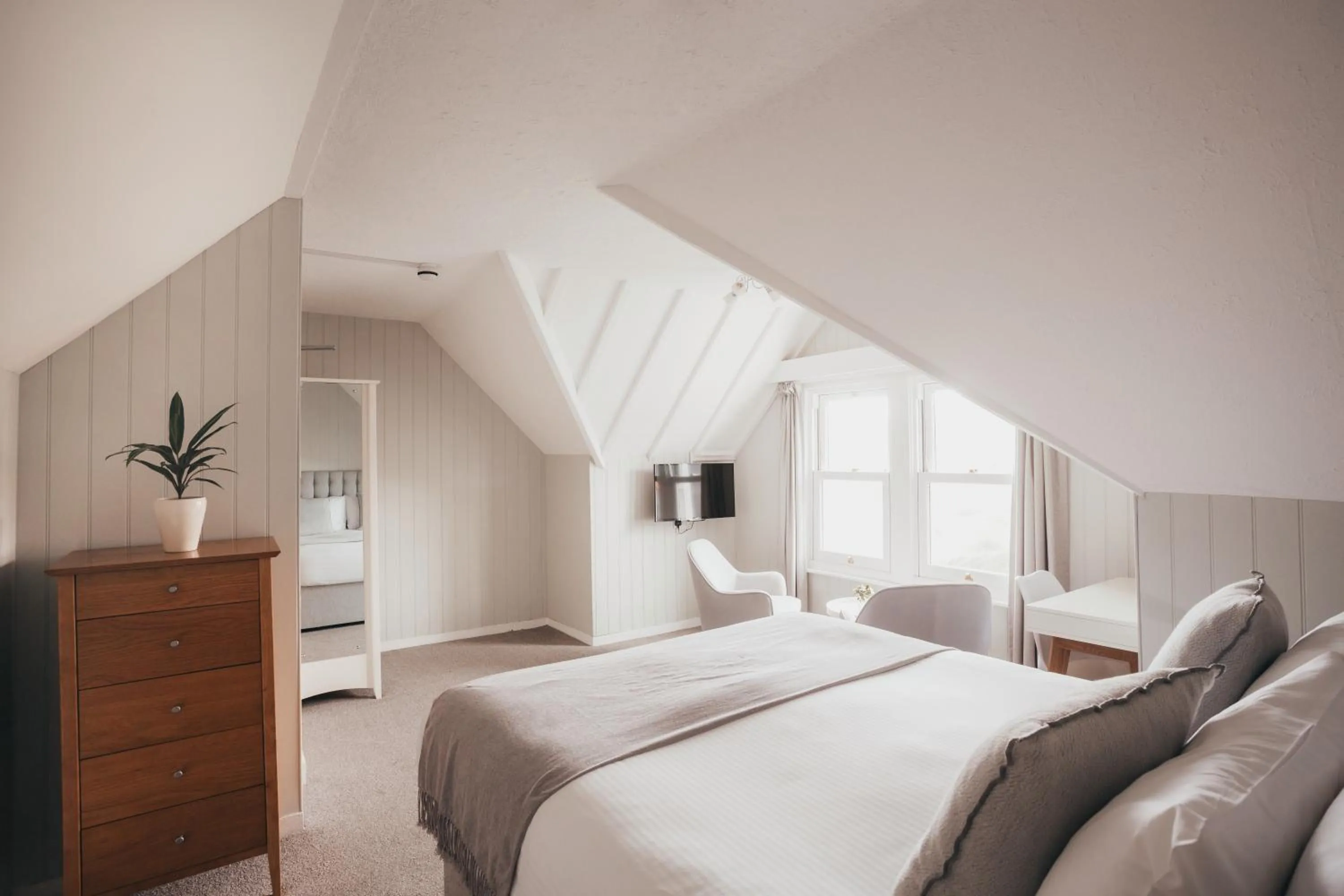 Bedroom, Bed in The Bay Hotel