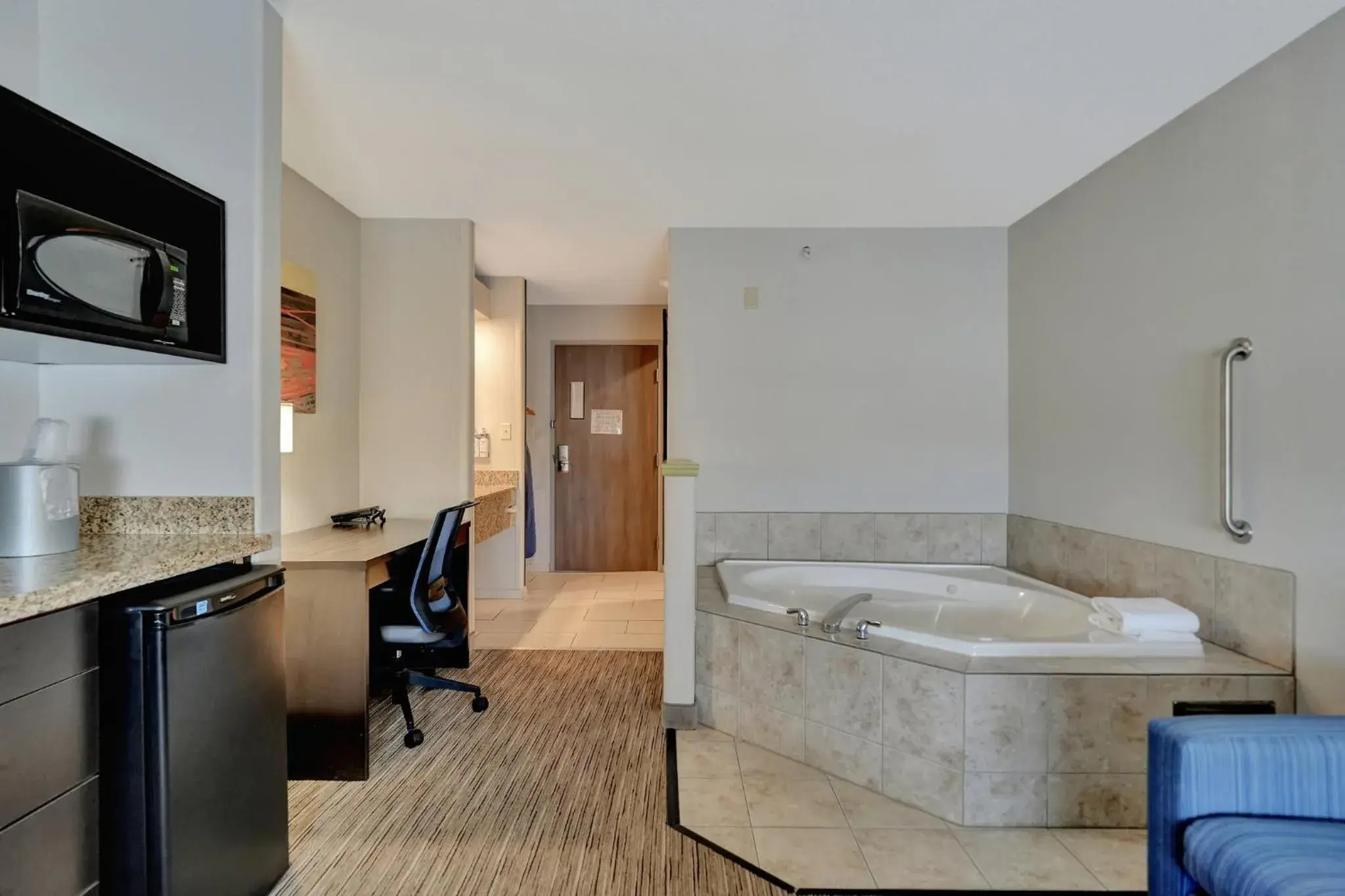 Bedroom in Holiday Inn Express Hotel & Suites Beatrice by IHG Bedroom in Holiday Inn Express Hotel & Suites Beatrice by IHG