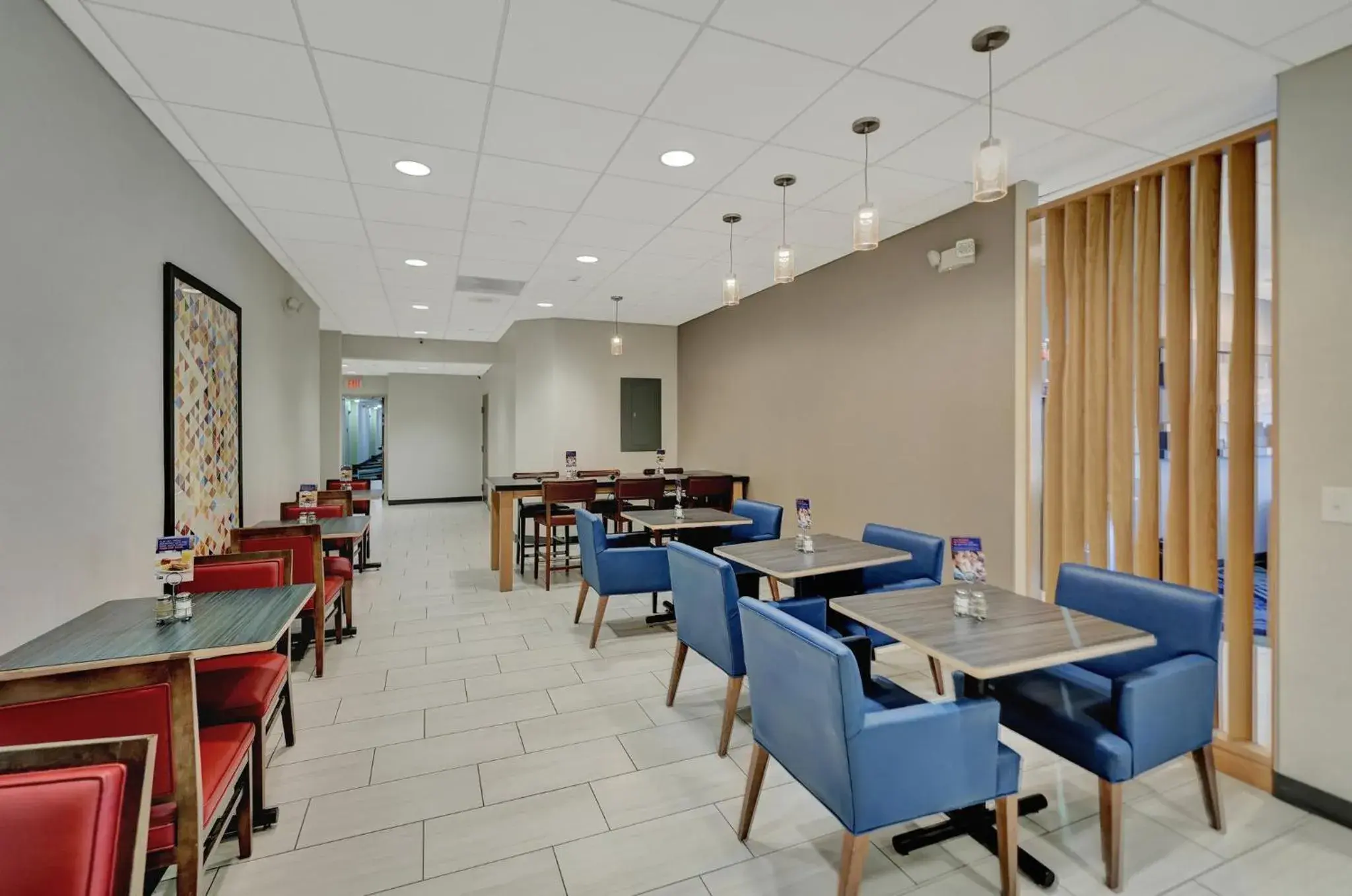 Breakfast in Holiday Inn Express Hotel & Suites Beatrice by IHG Breakfast in Holiday Inn Express Hotel & Suites Beatrice by IHG