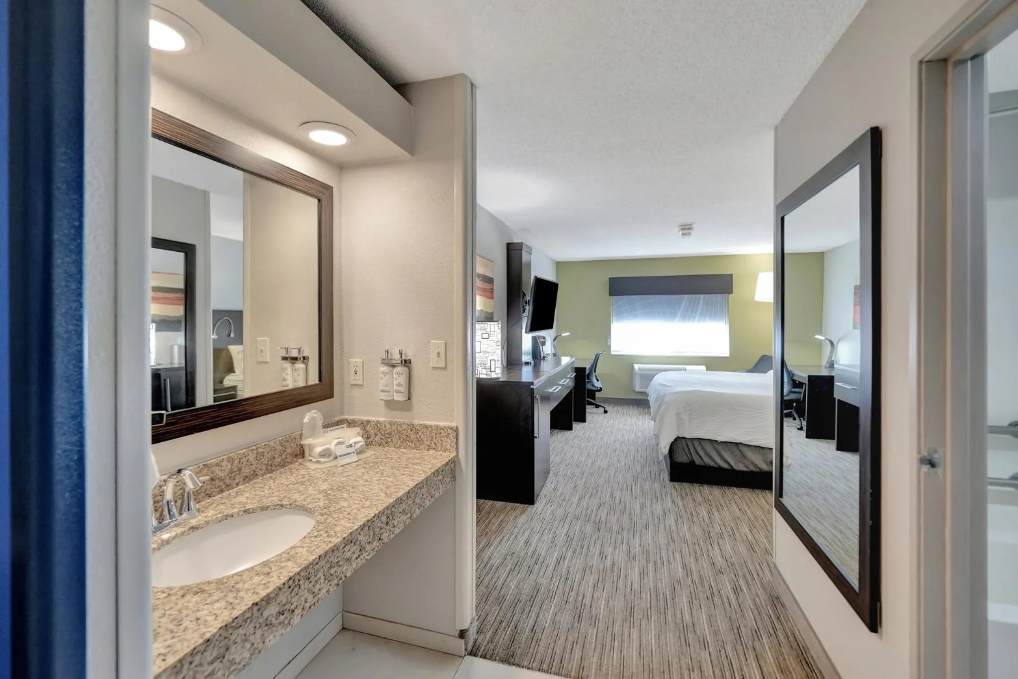 Photo of the whole room, Bed in Holiday Inn Express Hotel & Suites Beatrice by IHG