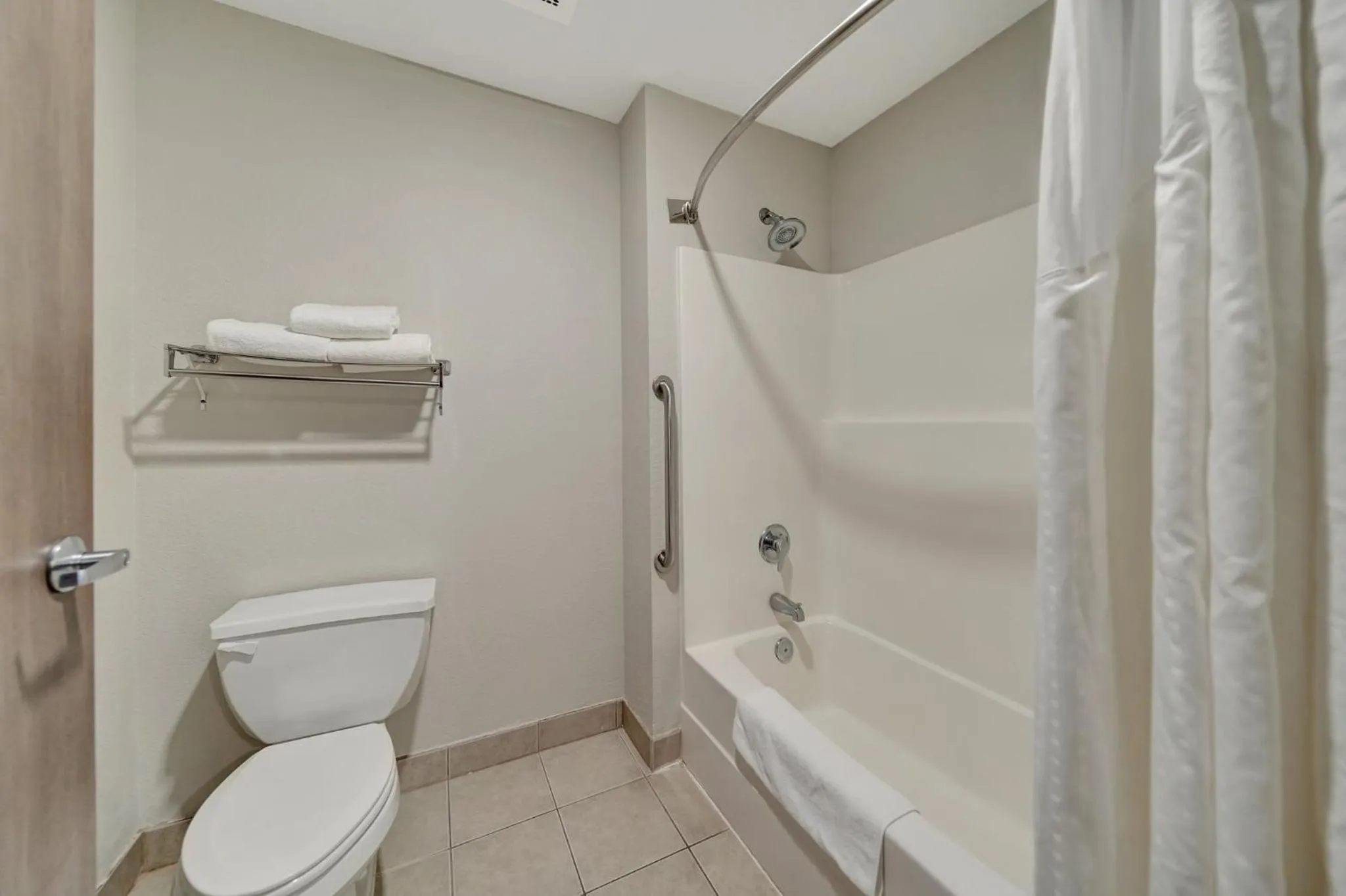 Bathroom in Holiday Inn Express Hotel & Suites Beatrice by IHG